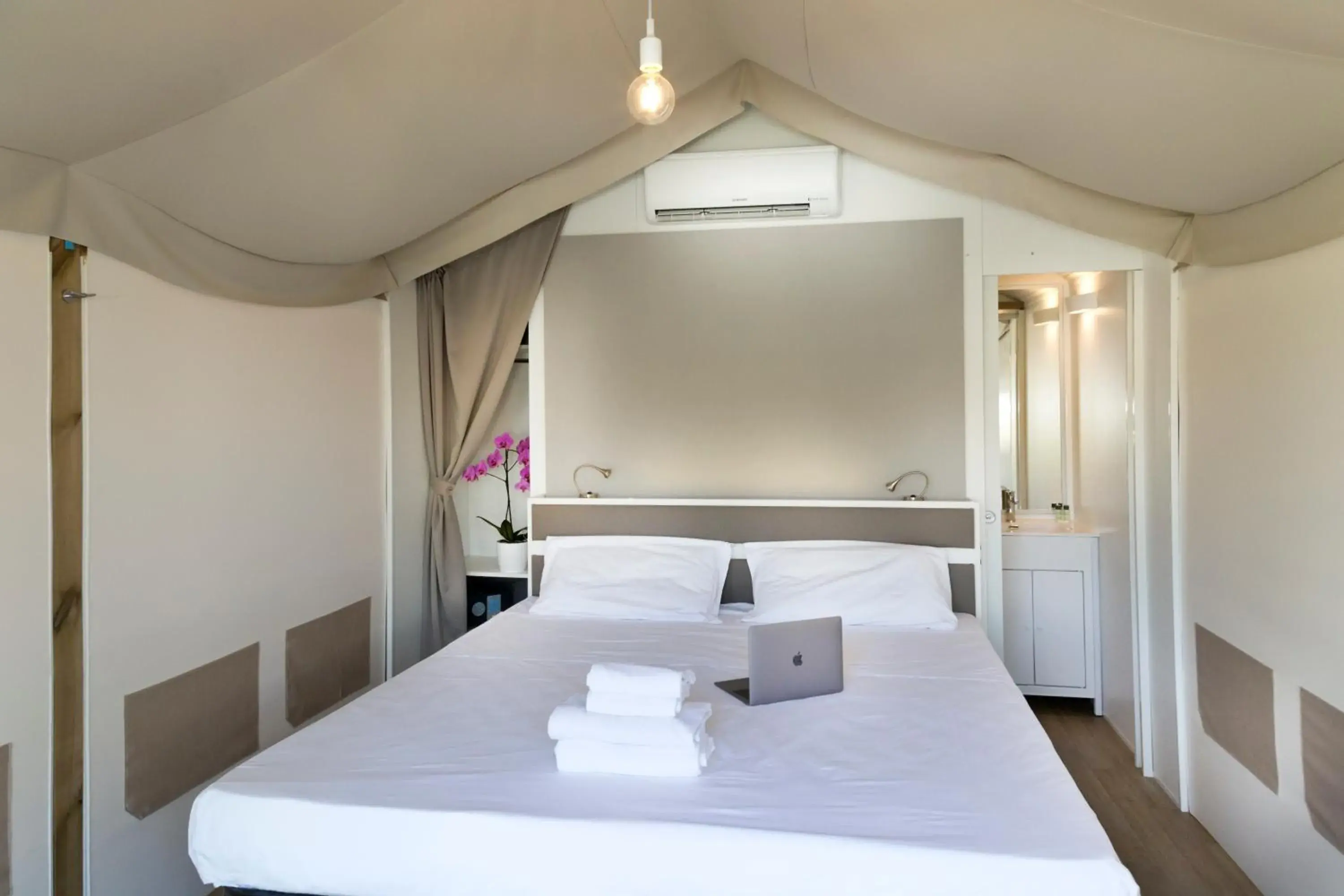 Photo of the whole room, Bed in hu Firenze Camping in Town Photo of the whole room, Bed in hu Firenze Camping in Town