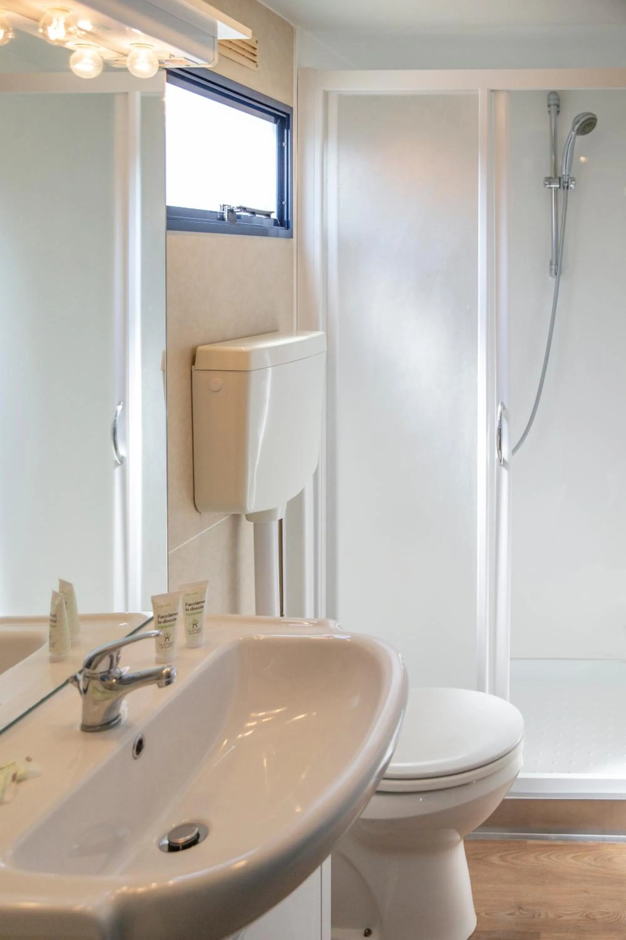 Bathroom in hu Firenze Camping in Town