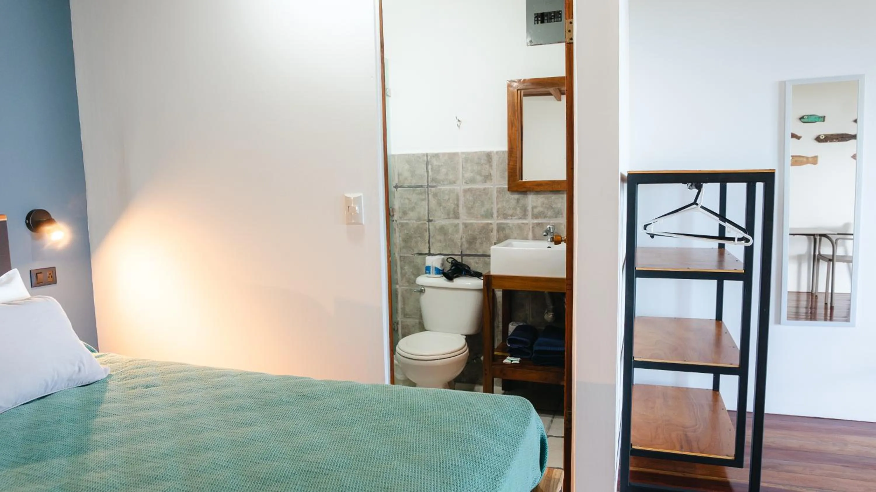 Bathroom, Bed in Hotel Buenos Aires