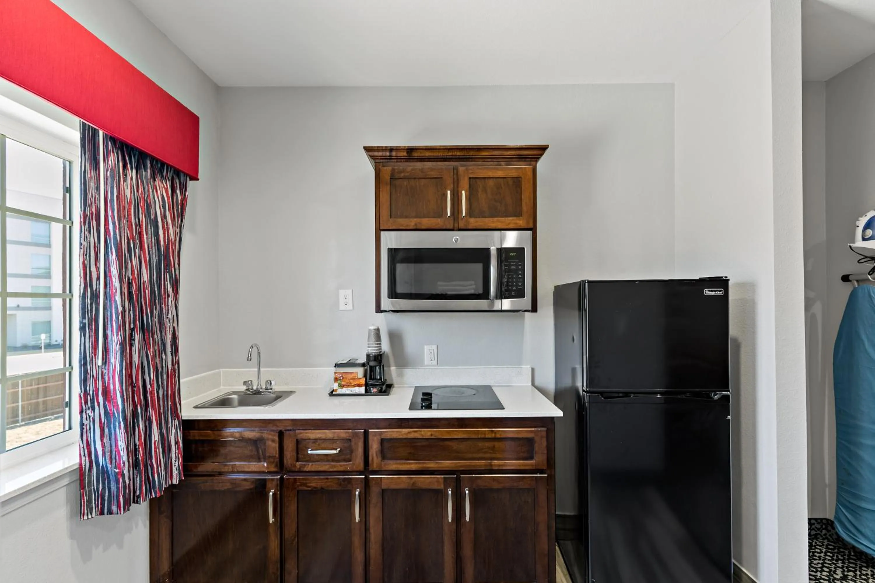 Kitchen or kitchenette in Paris Inn & Suites