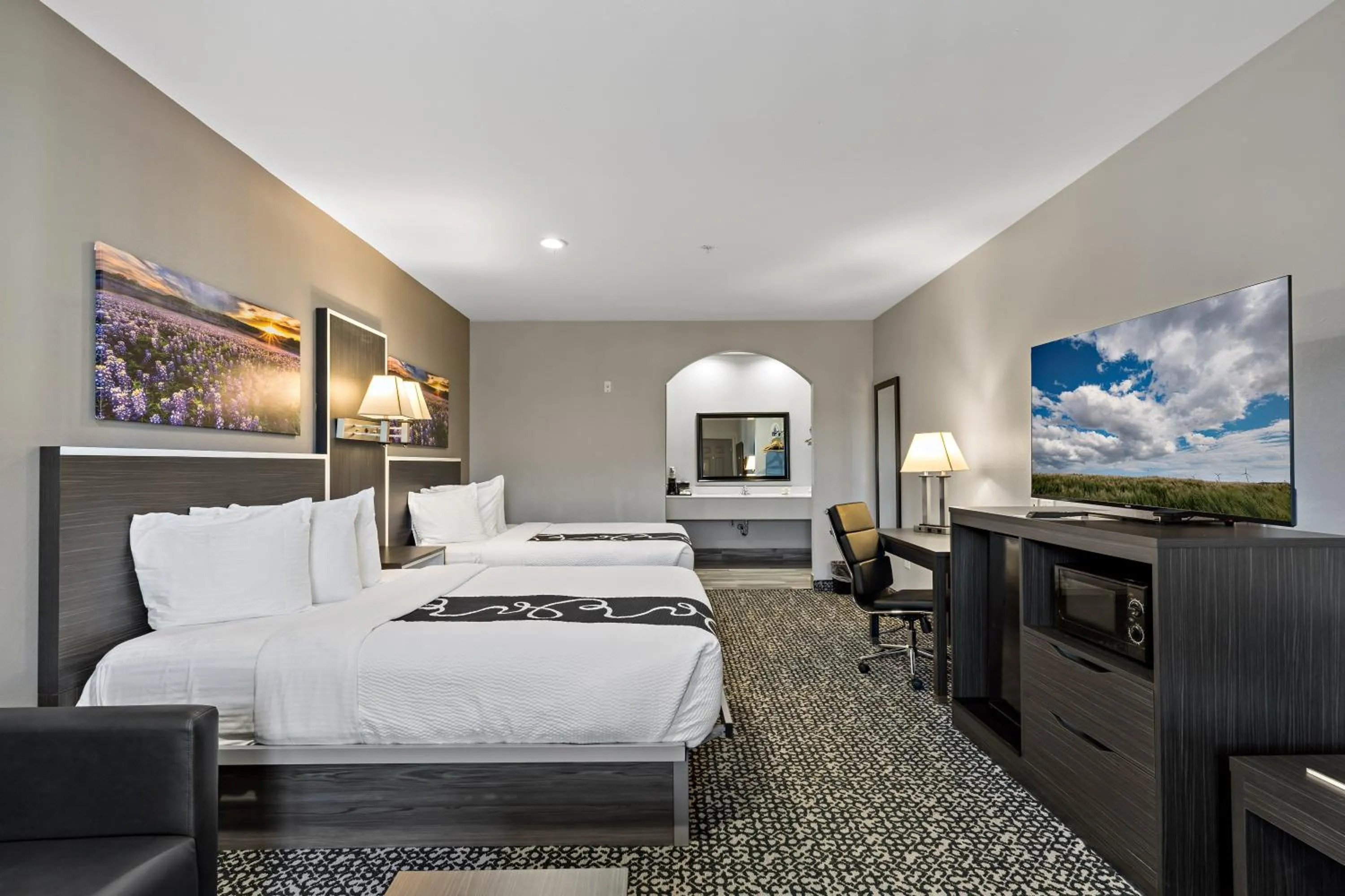 TV and multimedia in Paris Inn & Suites