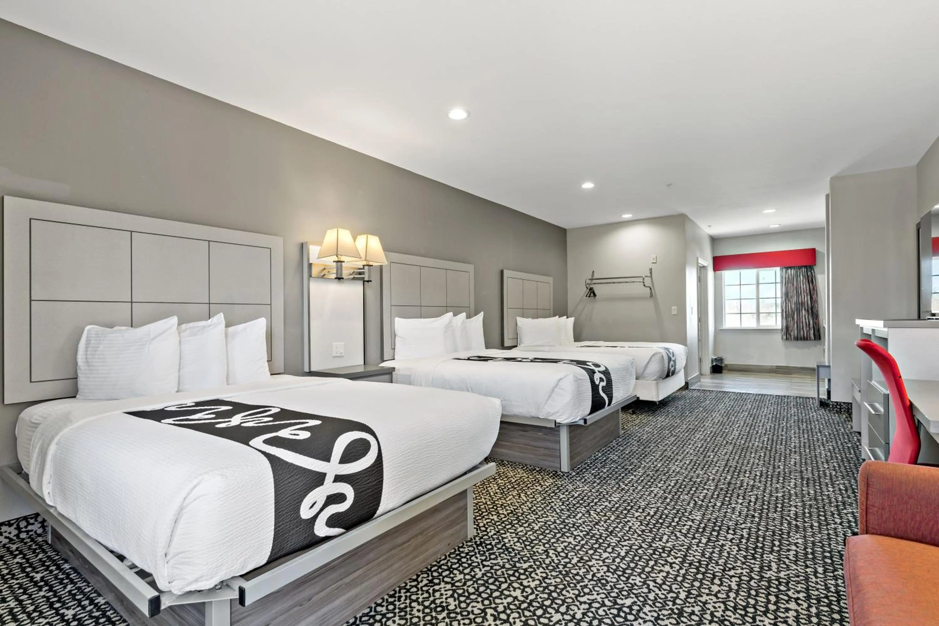 Bed in Paris Inn & Suites