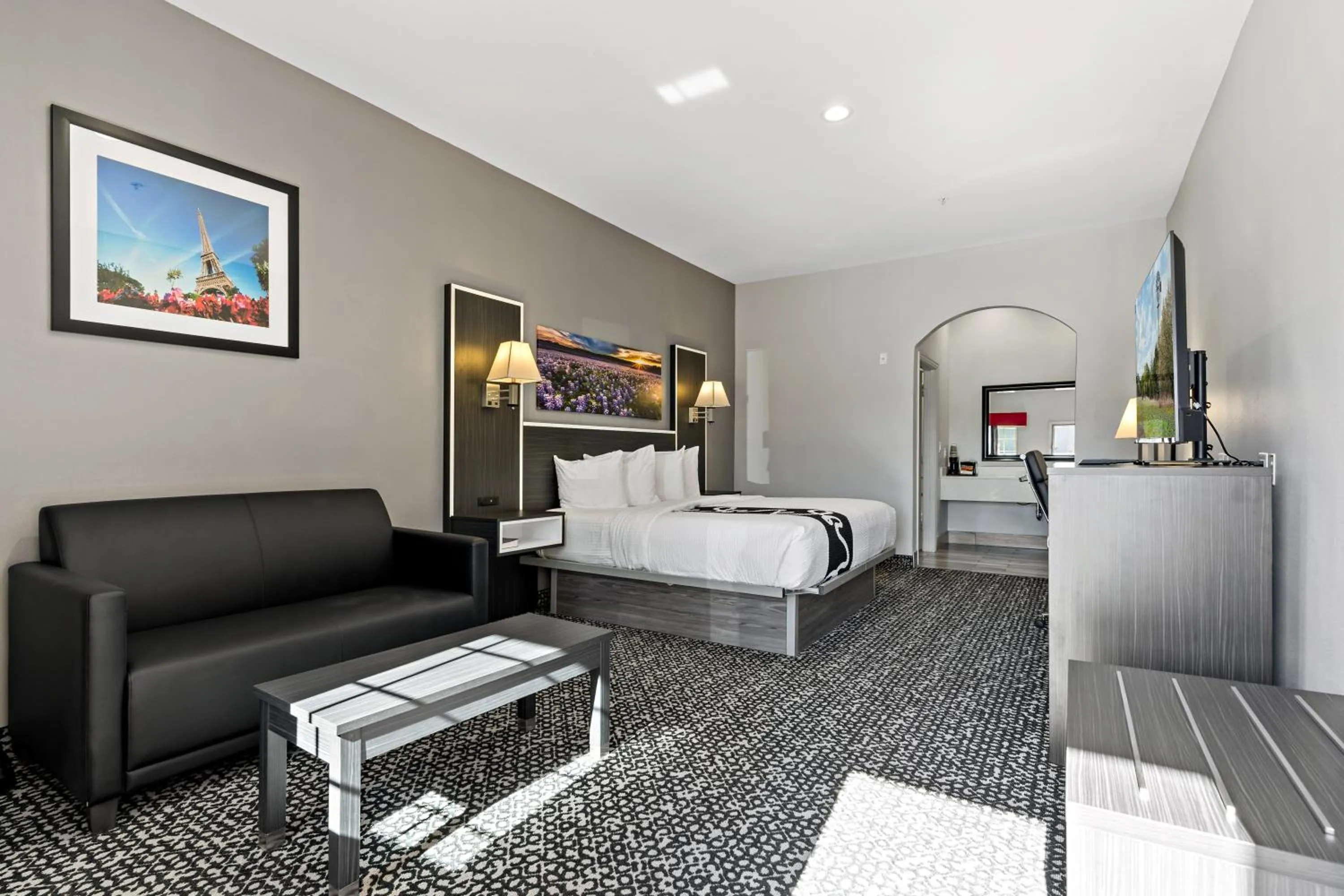 Photo of the whole room, Bed in Paris Inn & Suites