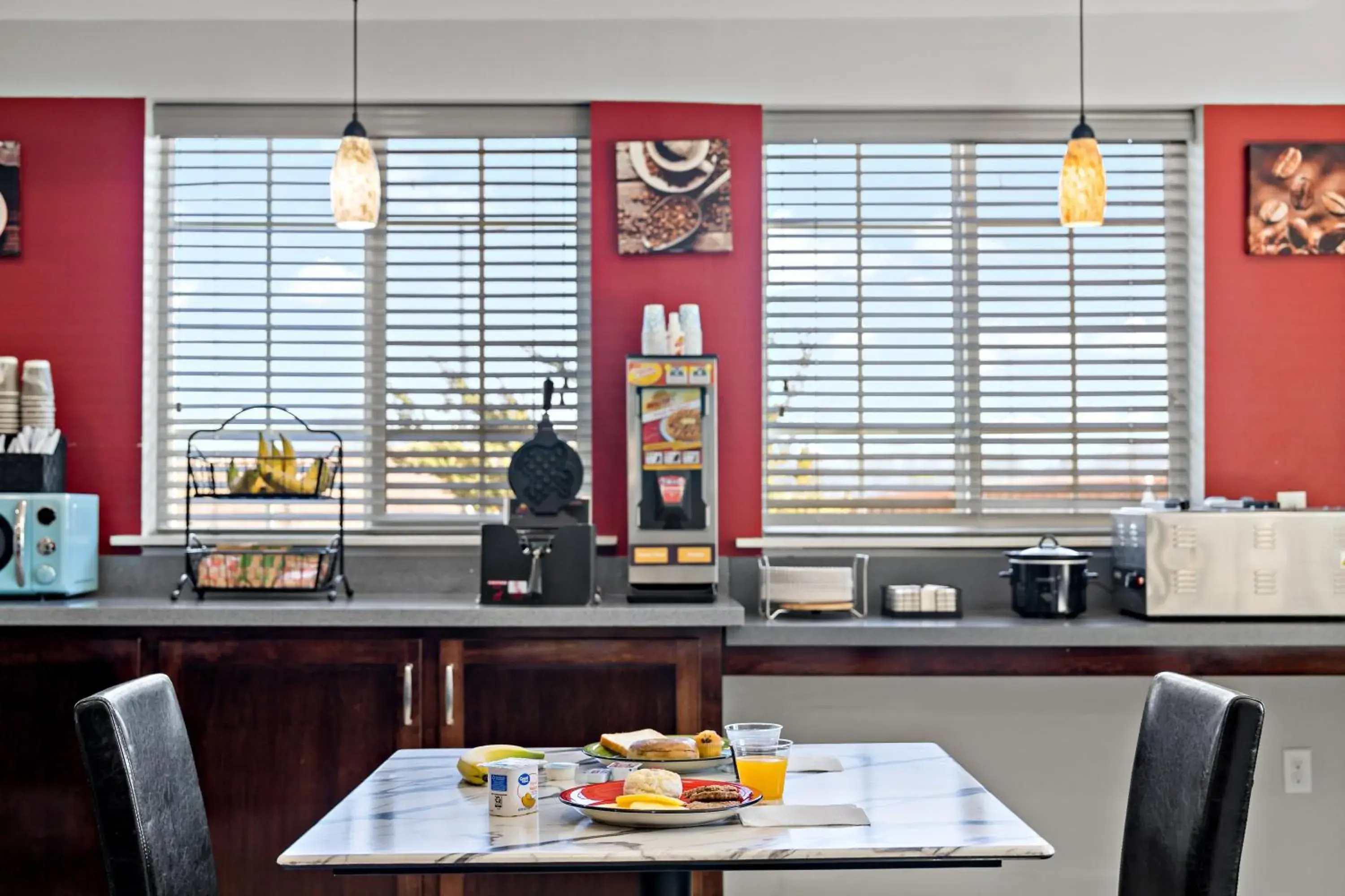 Breakfast in Paris Inn & Suites Breakfast in Paris Inn & Suites