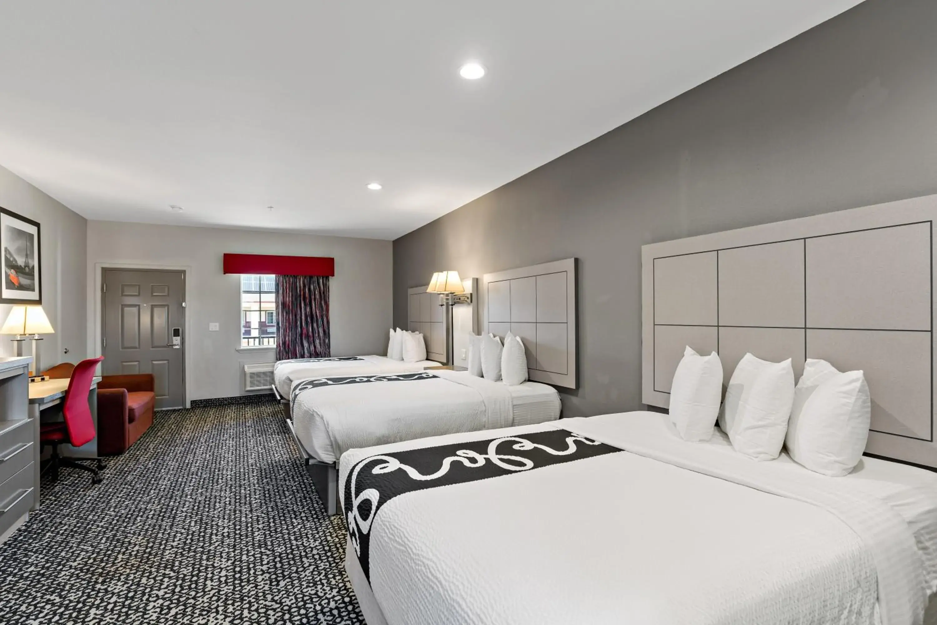 Photo of the whole room, Bed in Paris Inn & Suites Photo of the whole room, Bed in Paris Inn & Suites