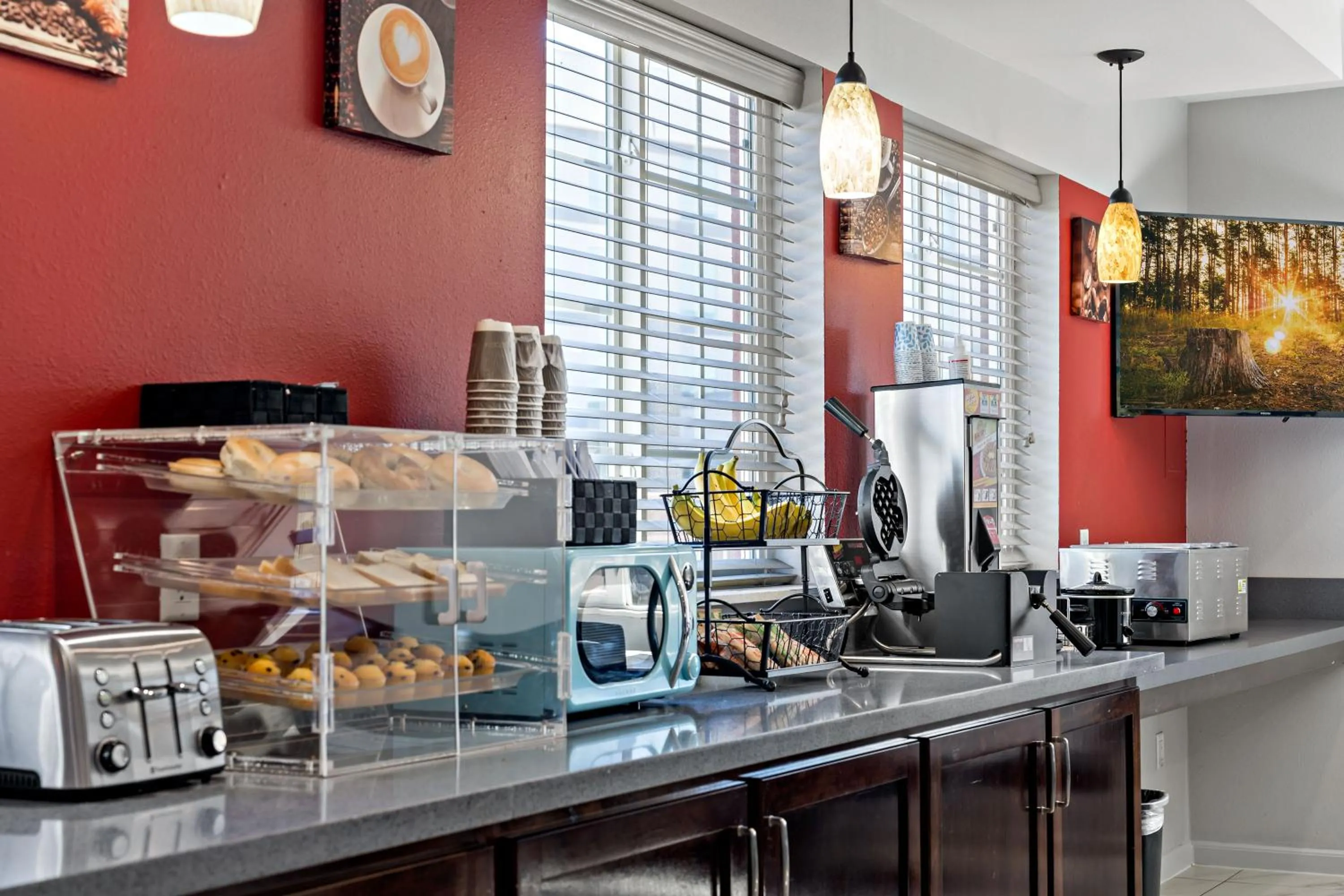 Breakfast in Paris Inn & Suites