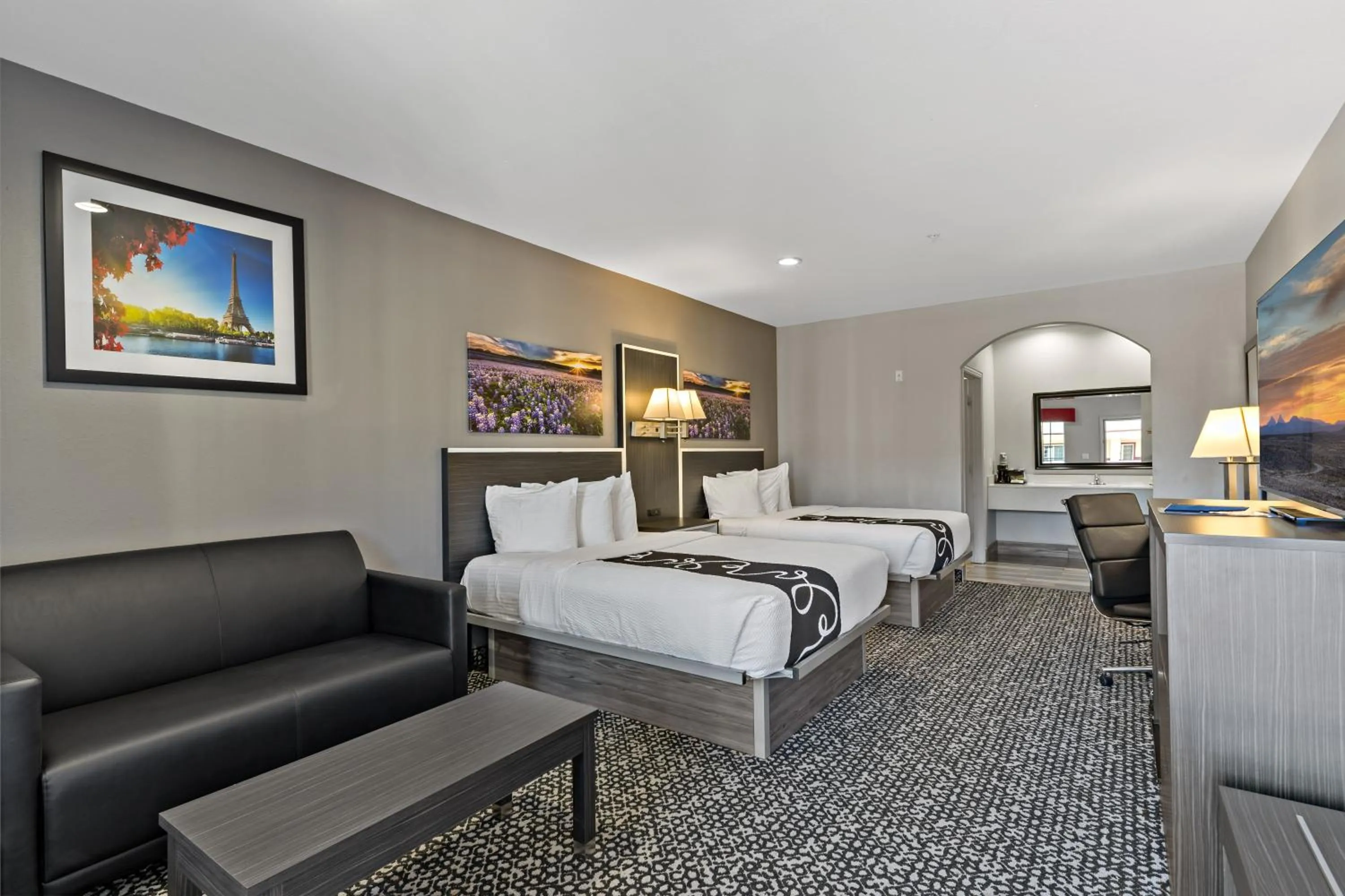 Photo of the whole room, Bed in Paris Inn & Suites