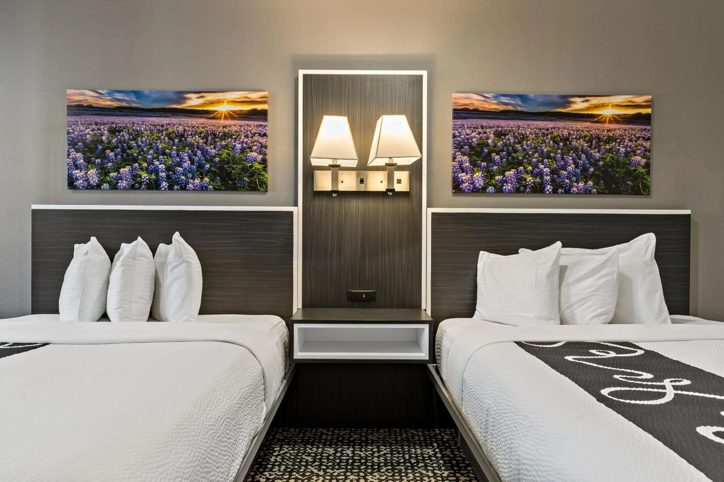 Photo of the whole room, Bed in Paris Inn & Suites Photo of the whole room, Bed in Paris Inn & Suites