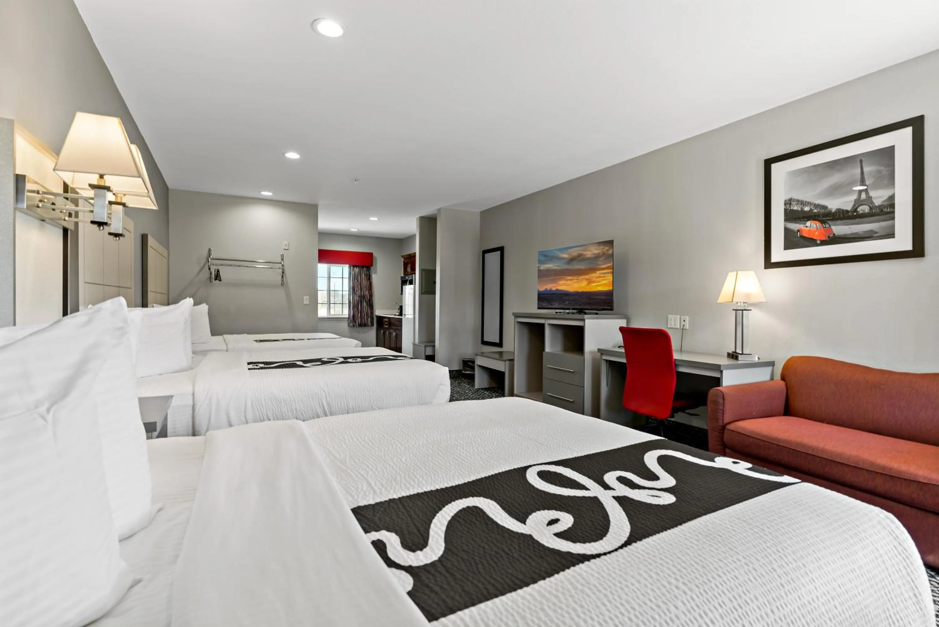 Photo of the whole room, Bed in Paris Inn & Suites