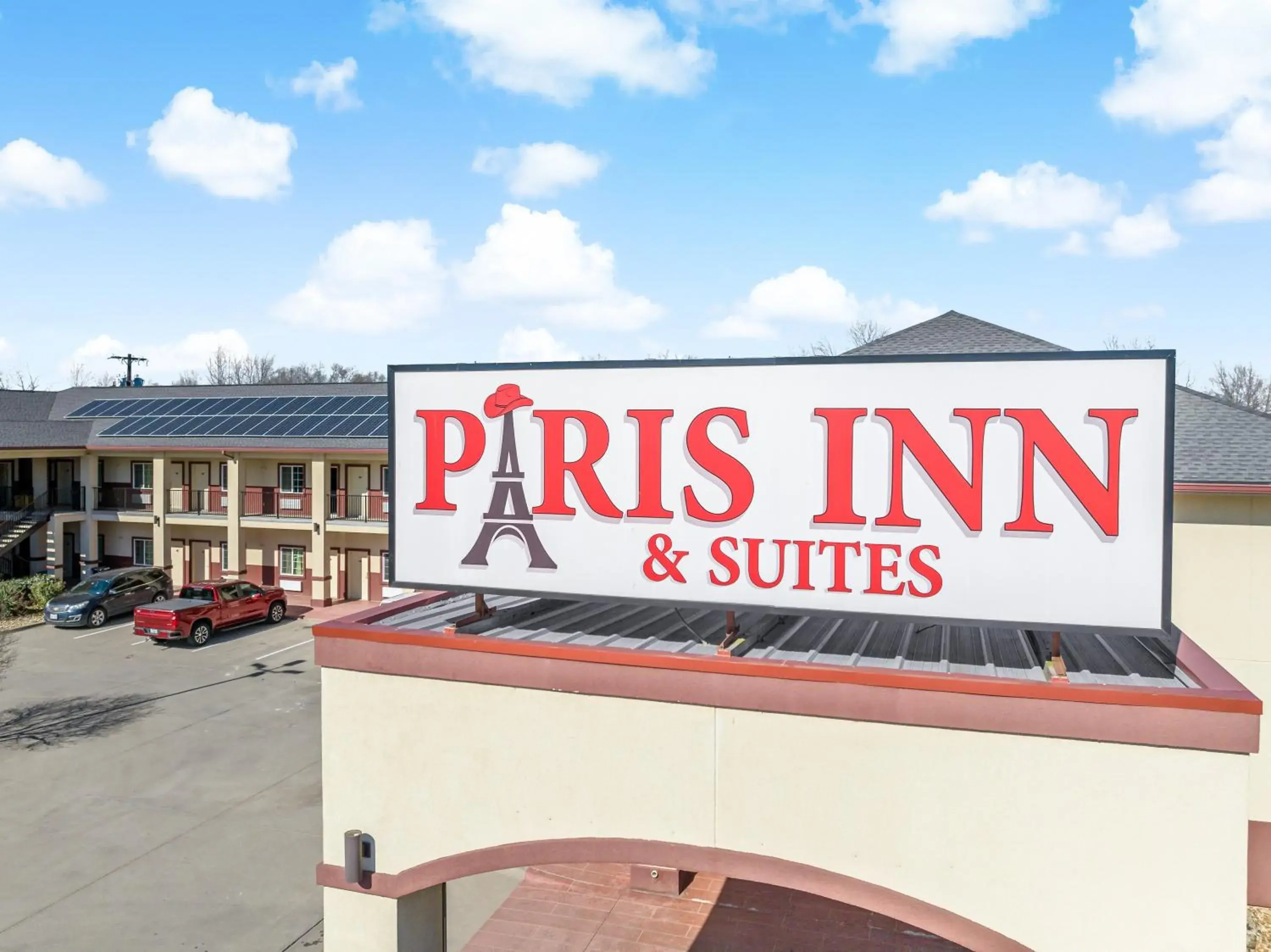 Property building in Paris Inn & Suites Property building in Paris Inn & Suites