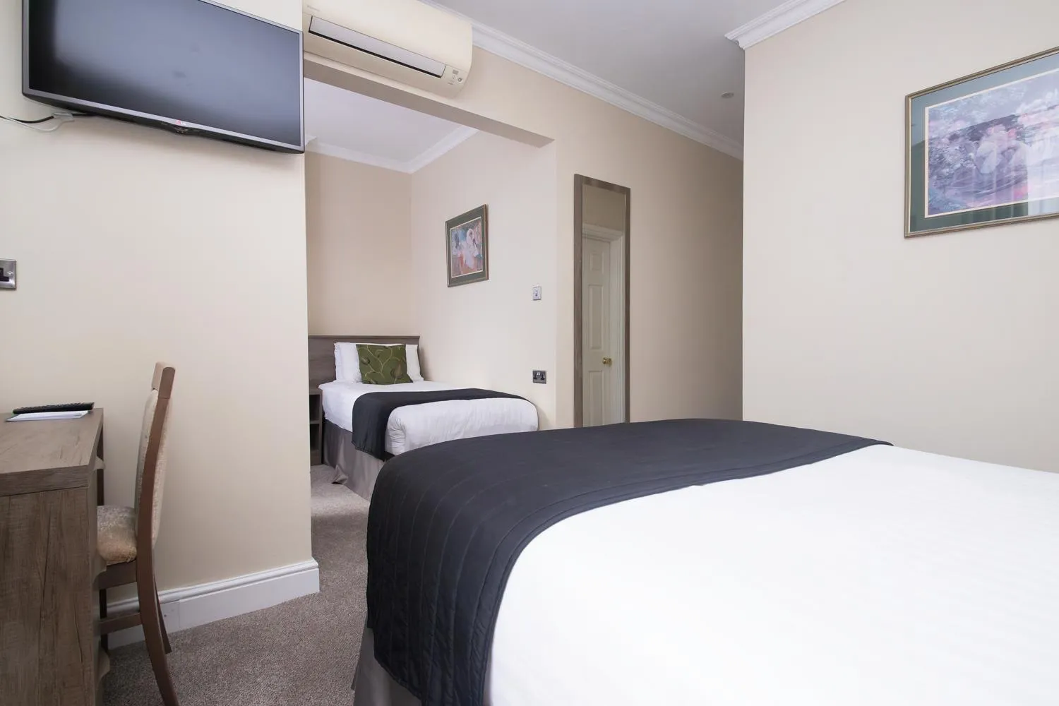 Bed in Kensington Gardens Hotel