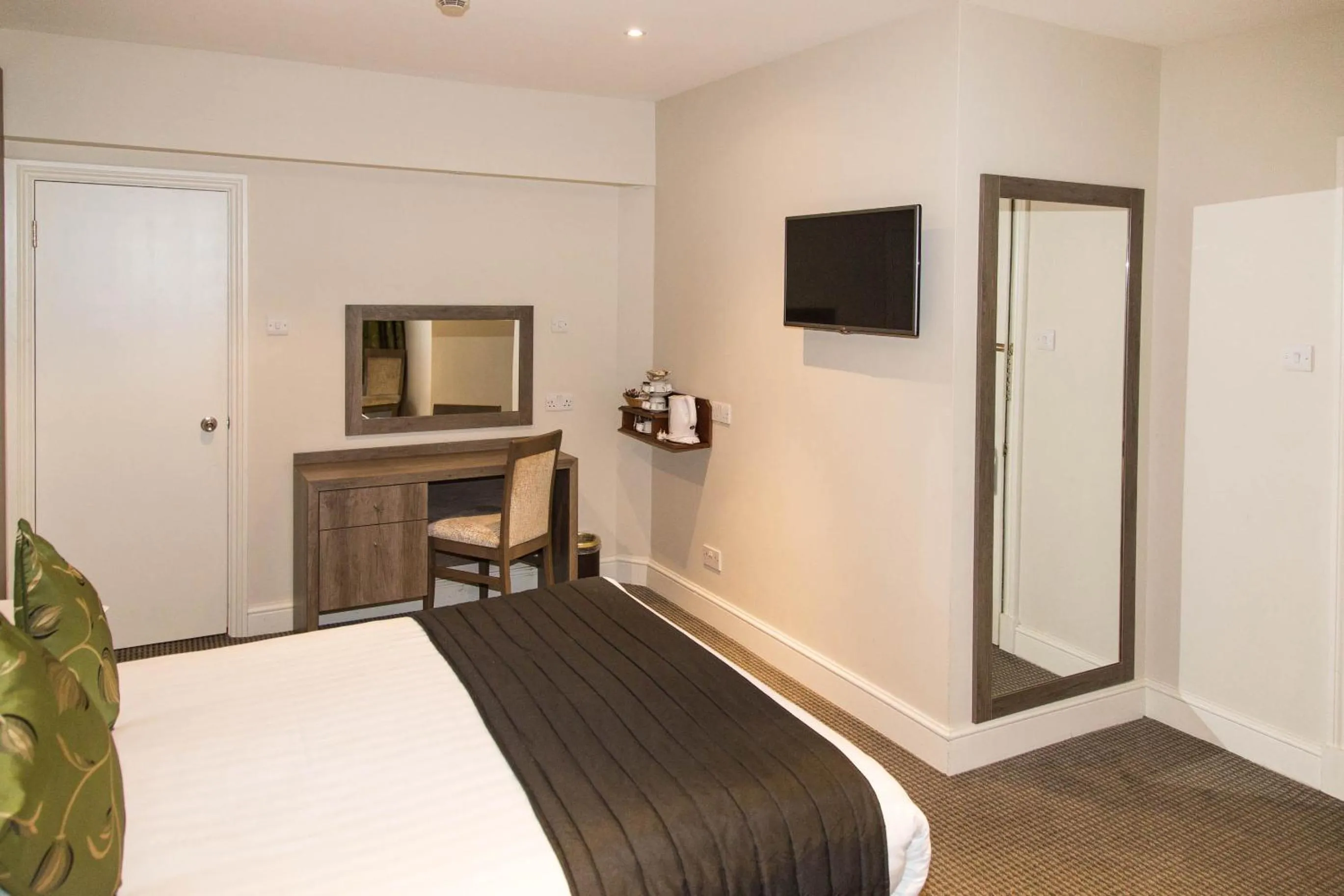 Bed in Kensington Gardens Hotel