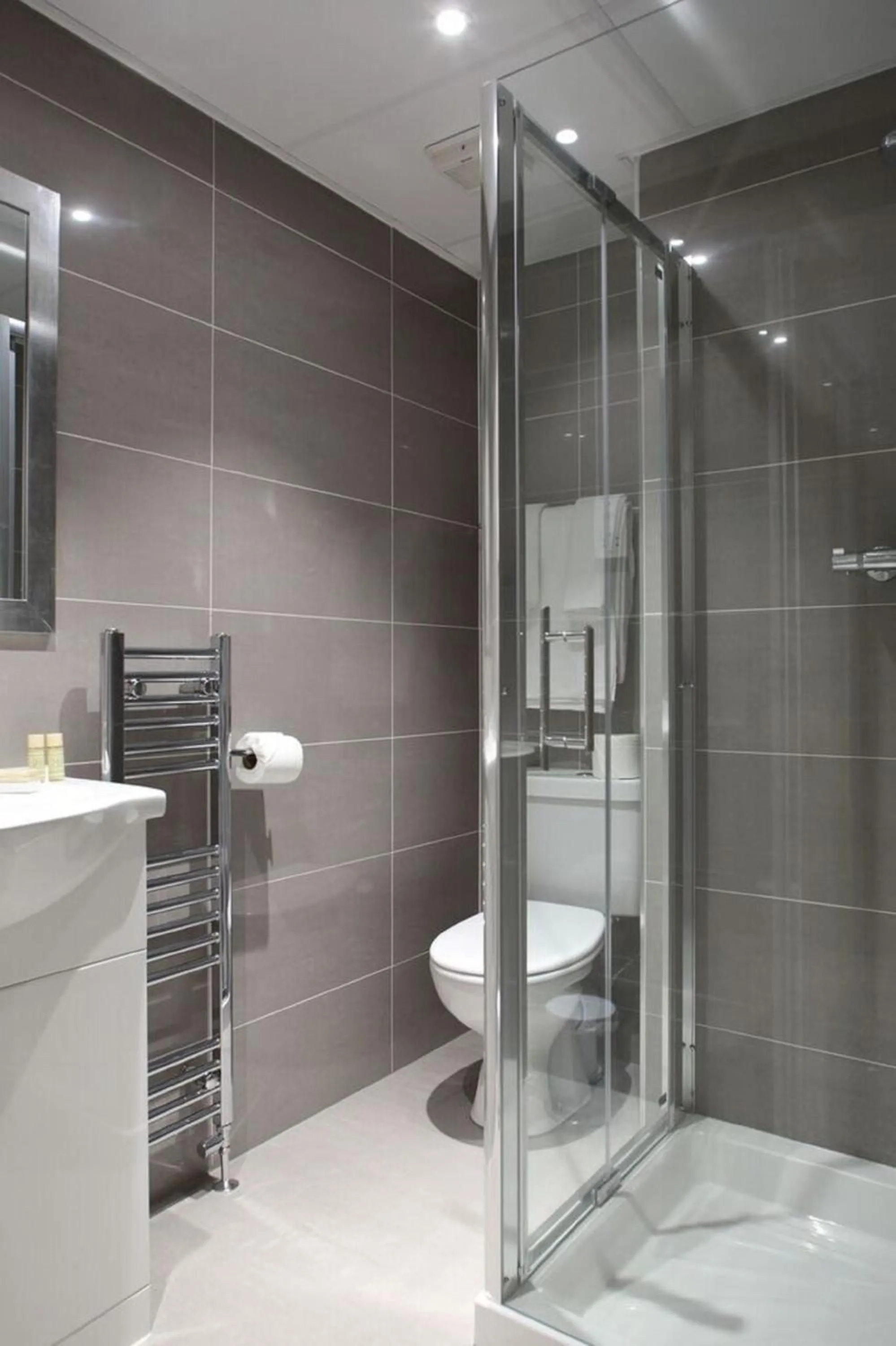 Shower in Kensington Gardens Hotel