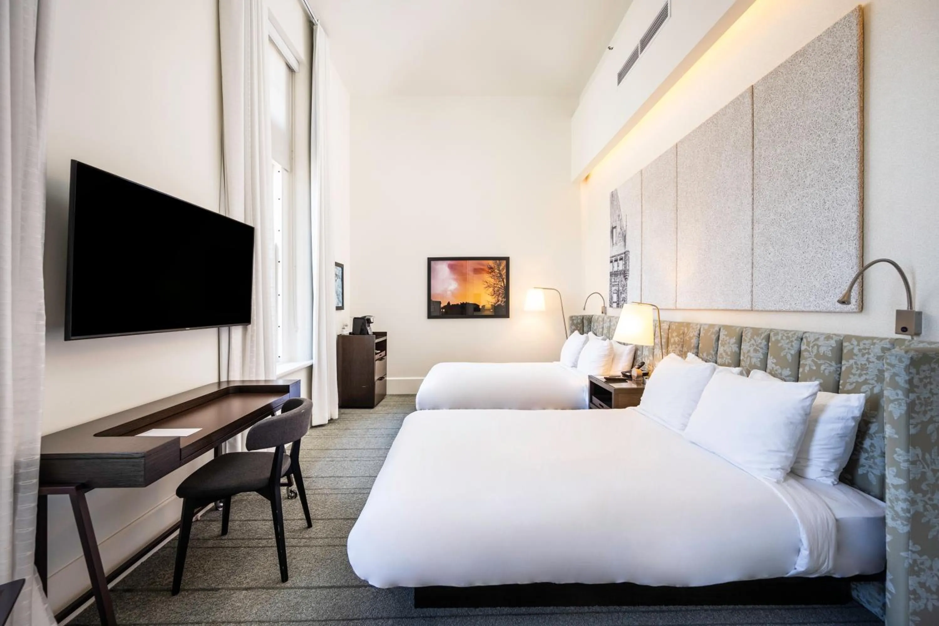 Photo of the whole room, Bed in The Richardson Hotel