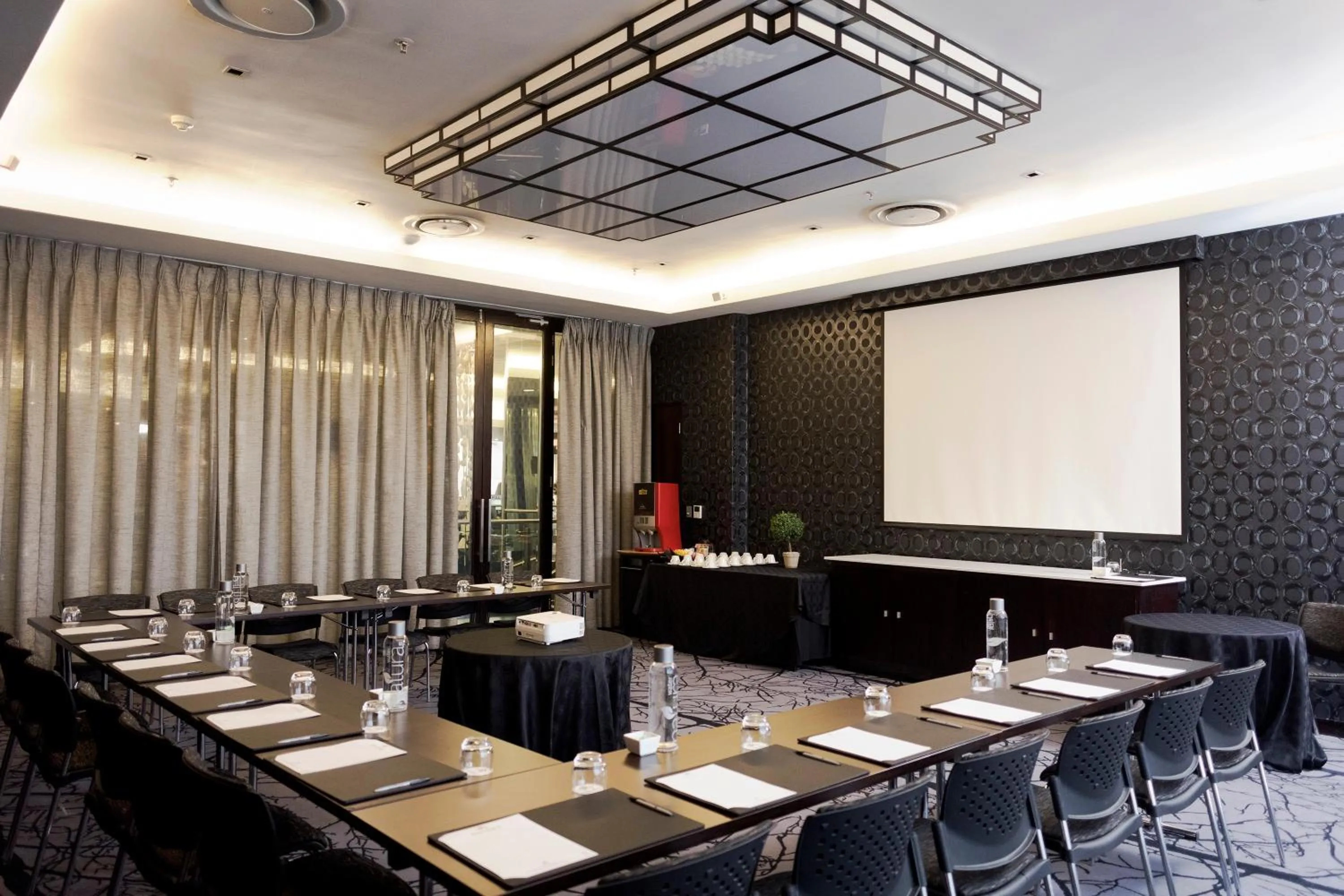 Meeting/conference room in DAVINCI Suites