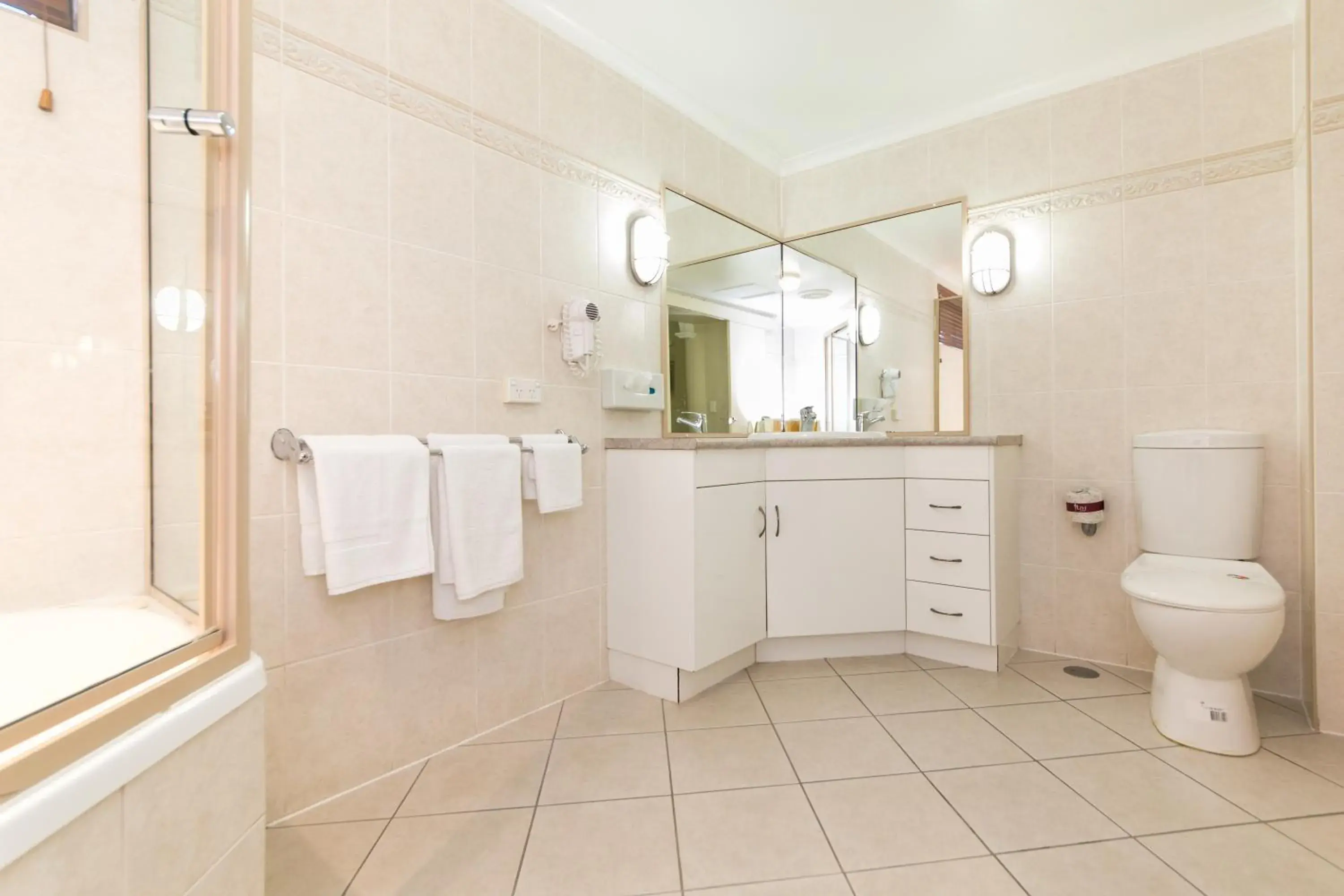 King Suite with Spa Bath in Villa Capri Motel King Suite with Spa Bath in Villa Capri Motel