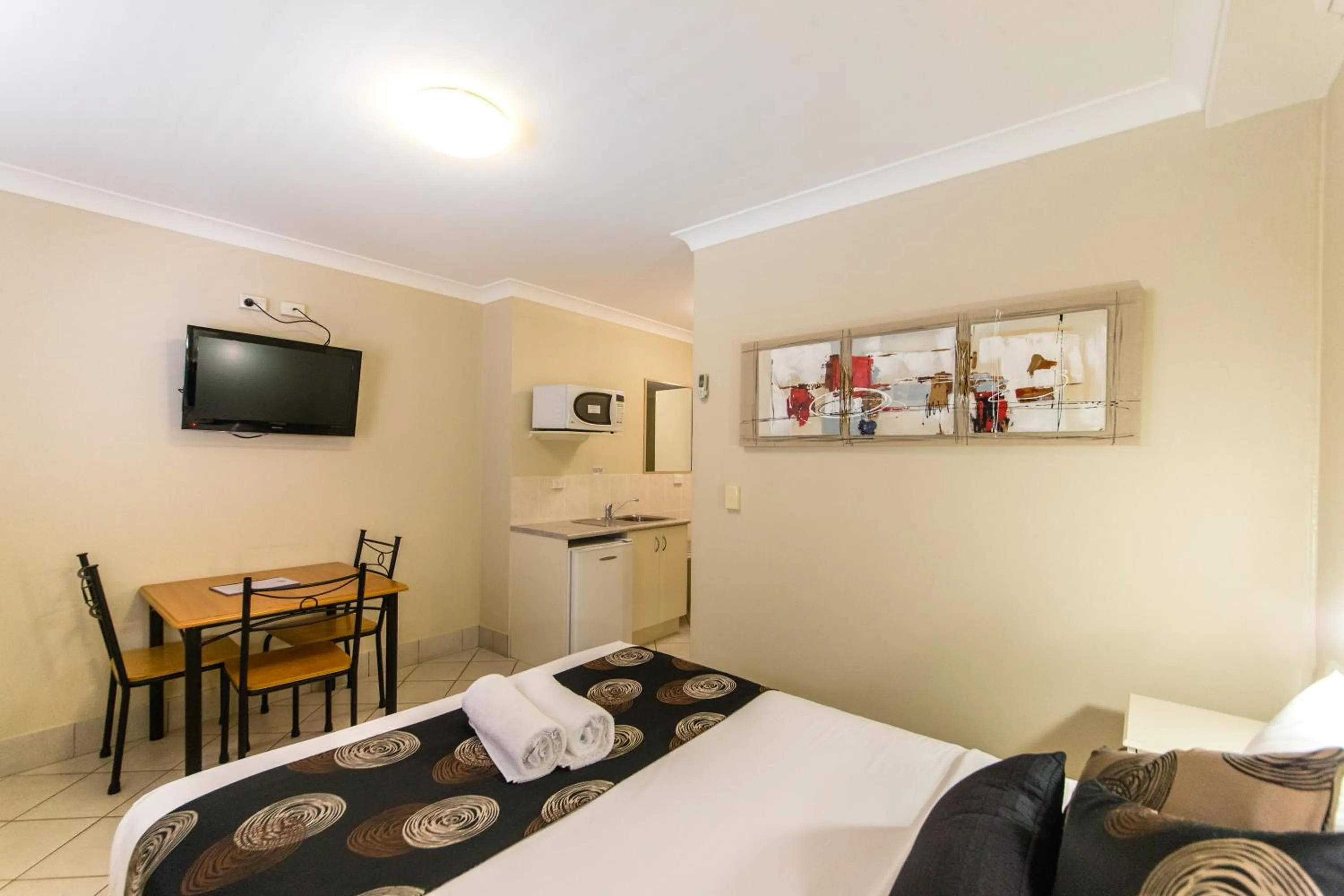 Coffee/tea facilities, Bed in Villa Capri Motel