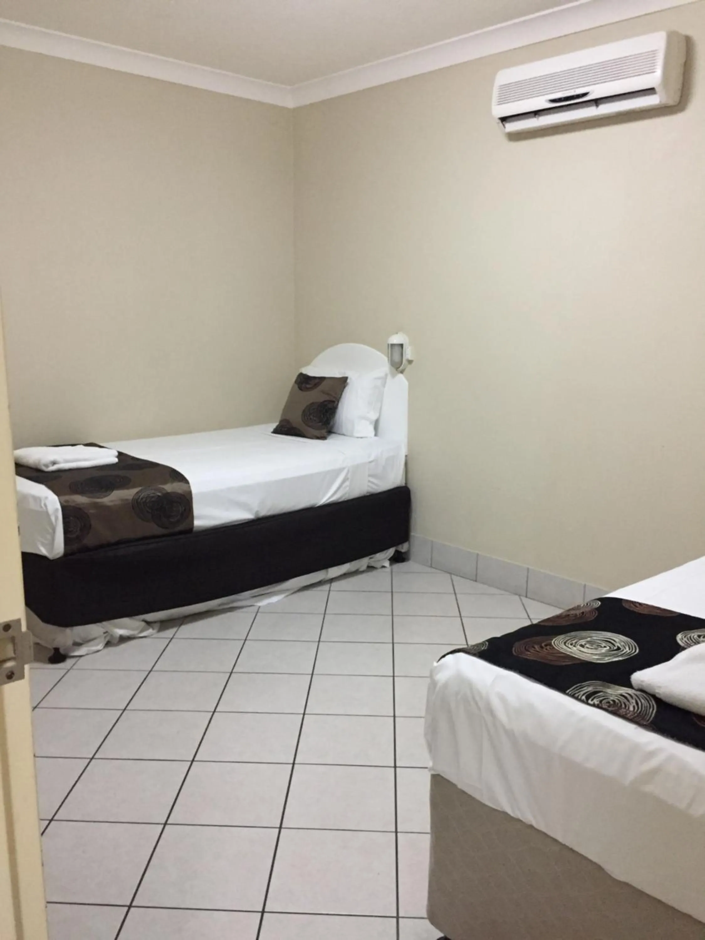 Bed in Villa Capri Motel