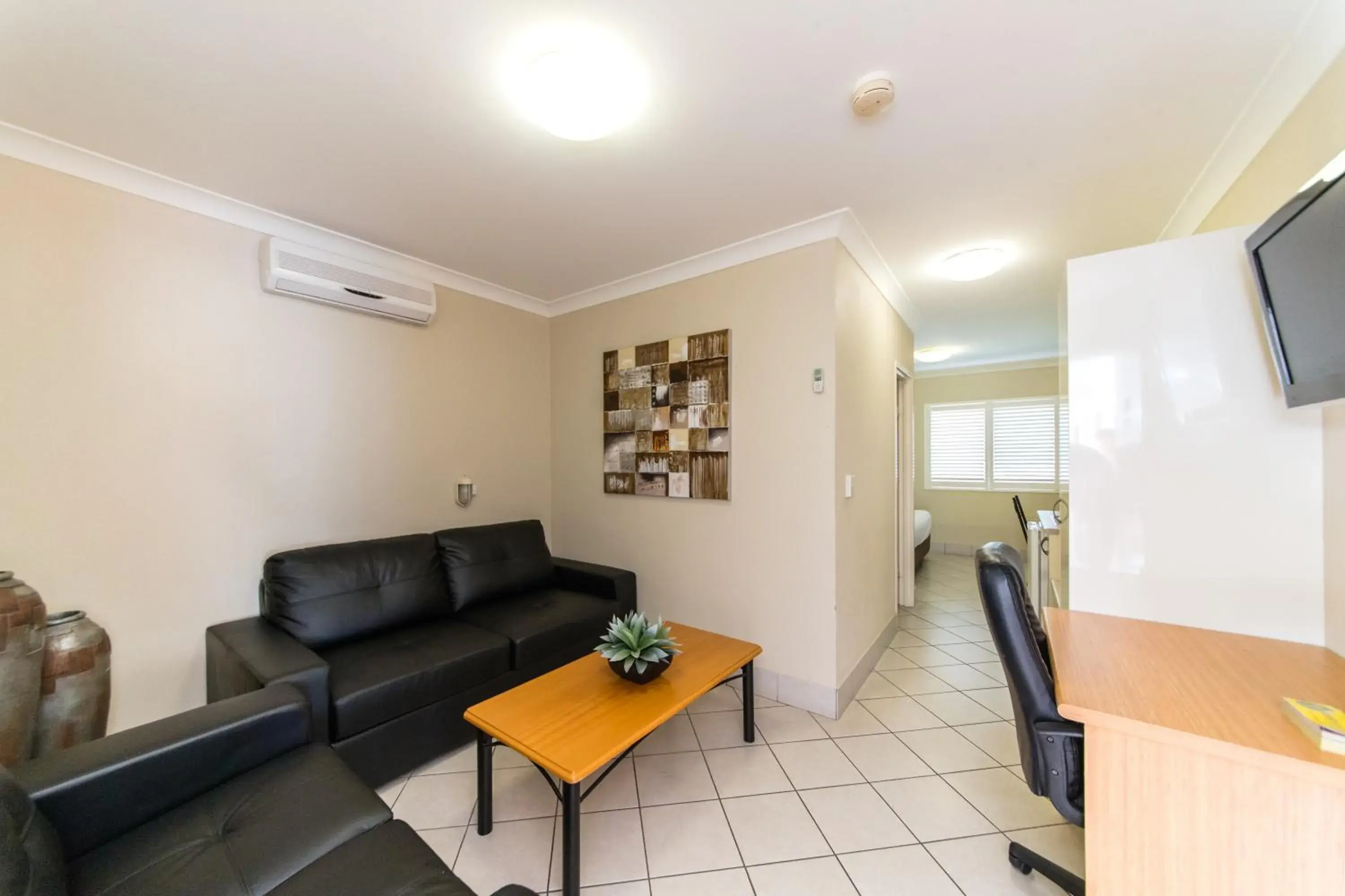 Executive Queen Suite with Sofa in Villa Capri Motel Executive Queen Suite with Sofa in Villa Capri Motel