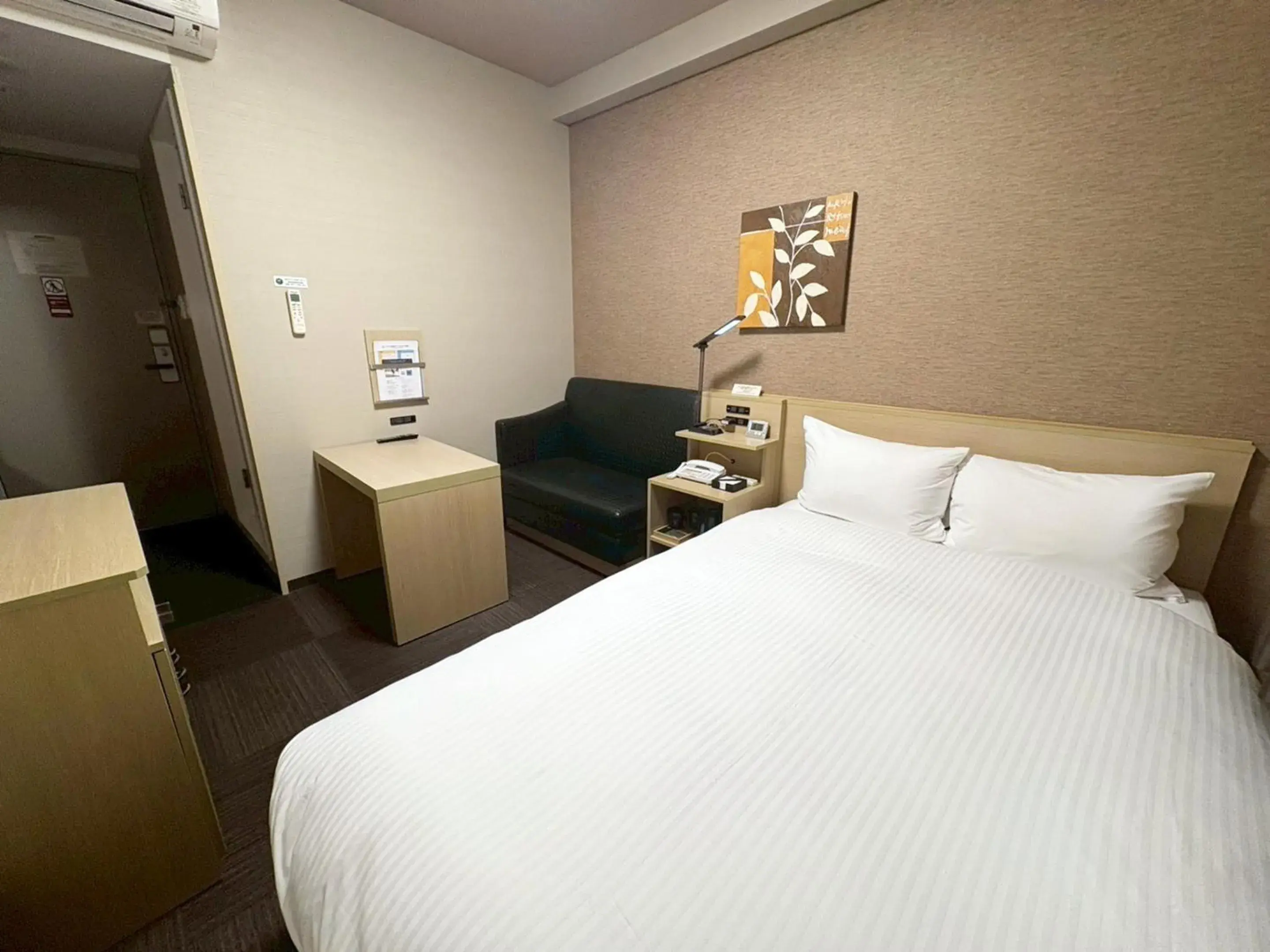 Double Room with Small Double Bed - single occupancy - Non-Smoking in Hotel Route-Inn Higashihiroshima Saijo Ekimae Double Room with Small Double Bed - single occupancy - Non-Smoking in Hotel Route-Inn Higashihiroshima Saijo Ekimae