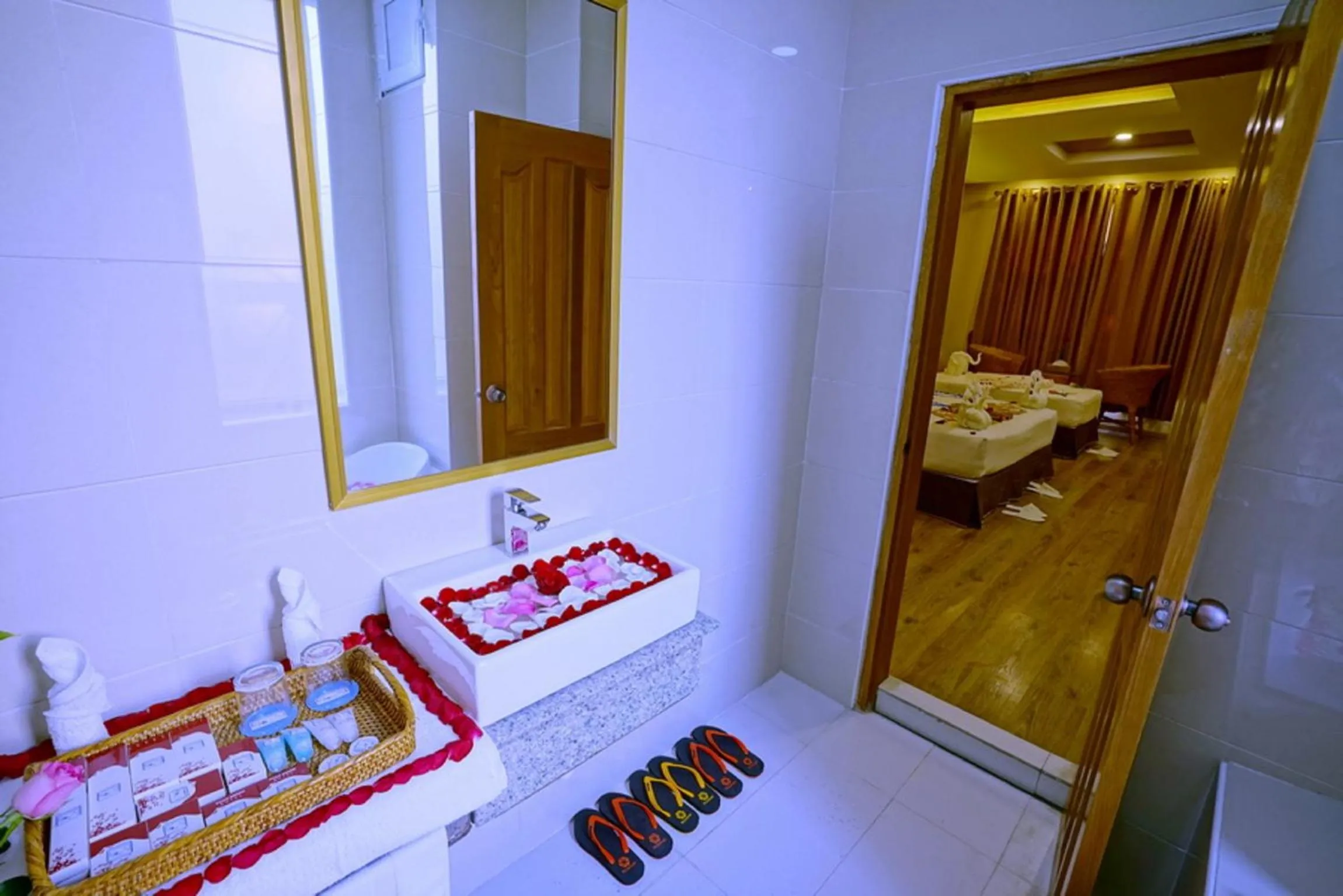 Shower, Bed in The Hotel Nova