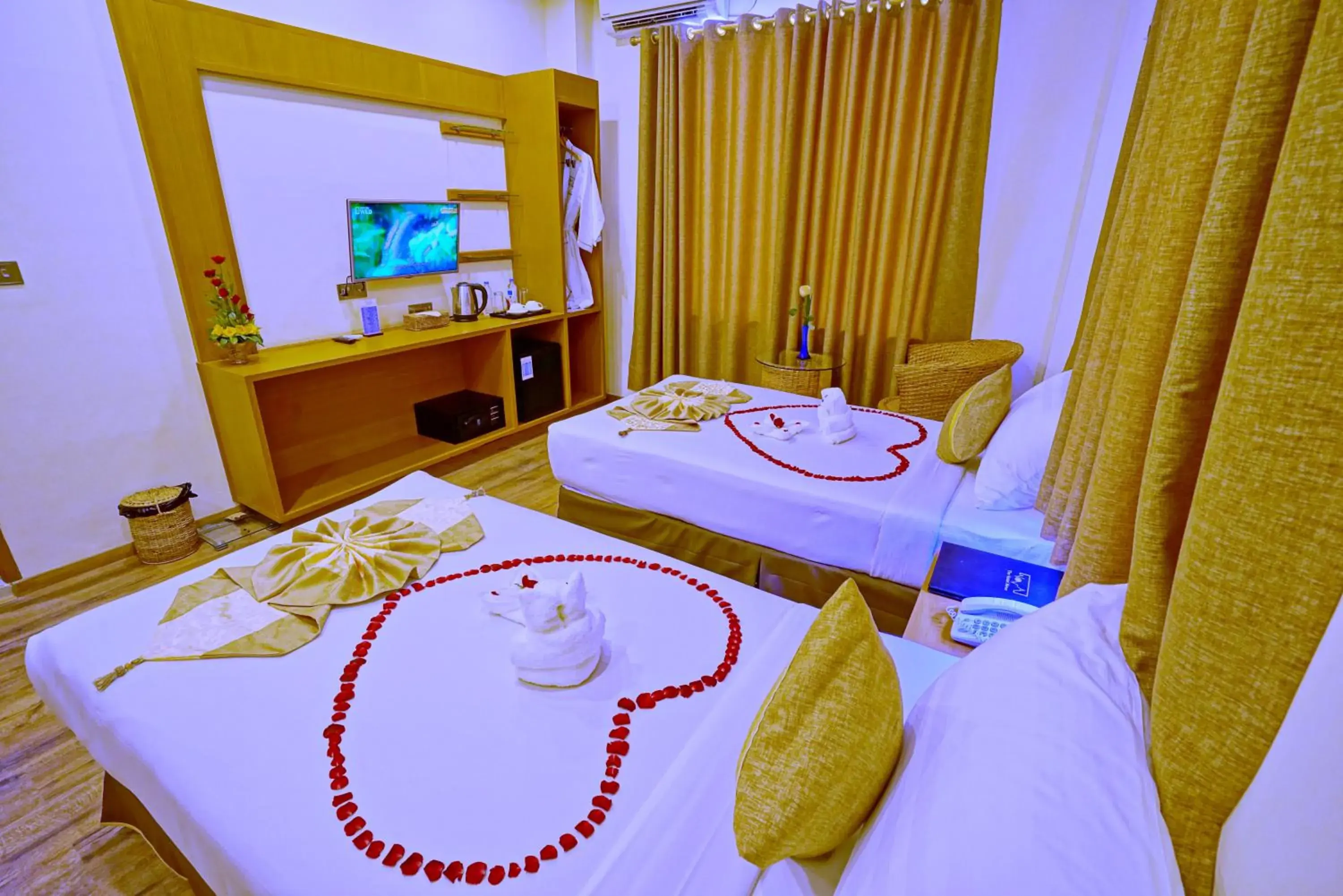 Coffee/tea facilities, Bed in The Hotel Nova Coffee/tea facilities, Bed in The Hotel Nova