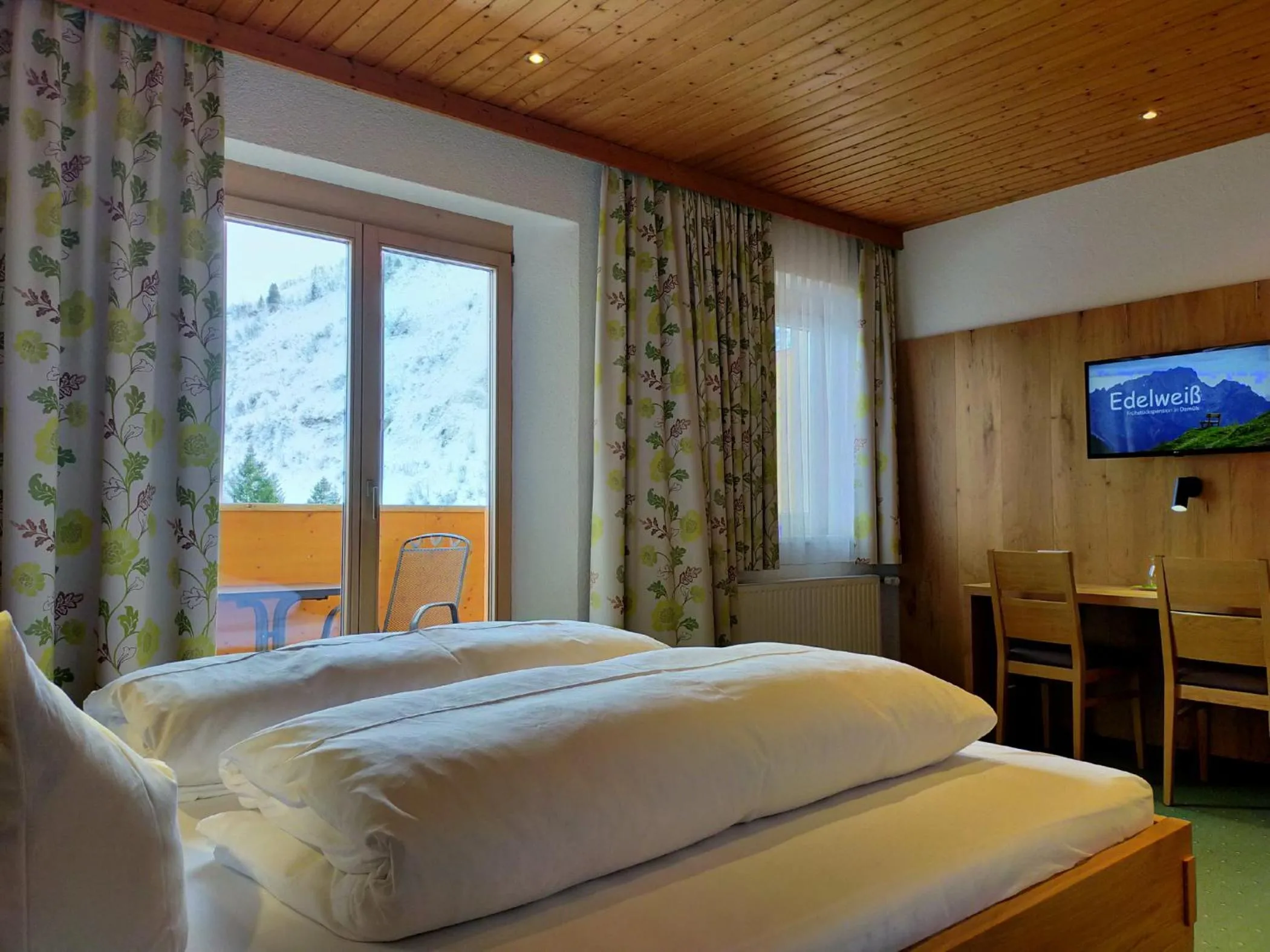 Photo of the whole room, Bed in Pension Edelweiss