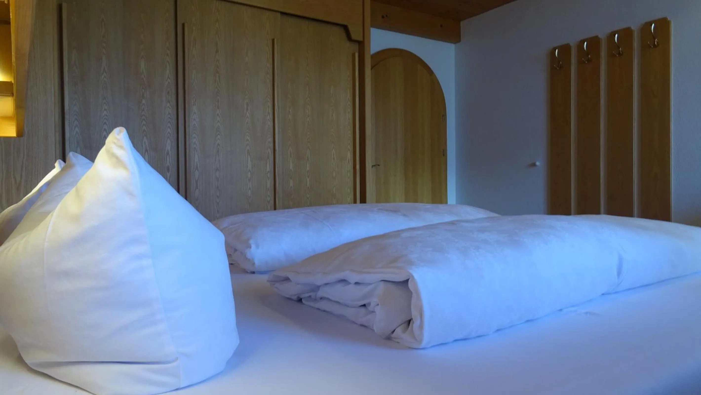 Photo of the whole room, Bed in Pension Edelweiss