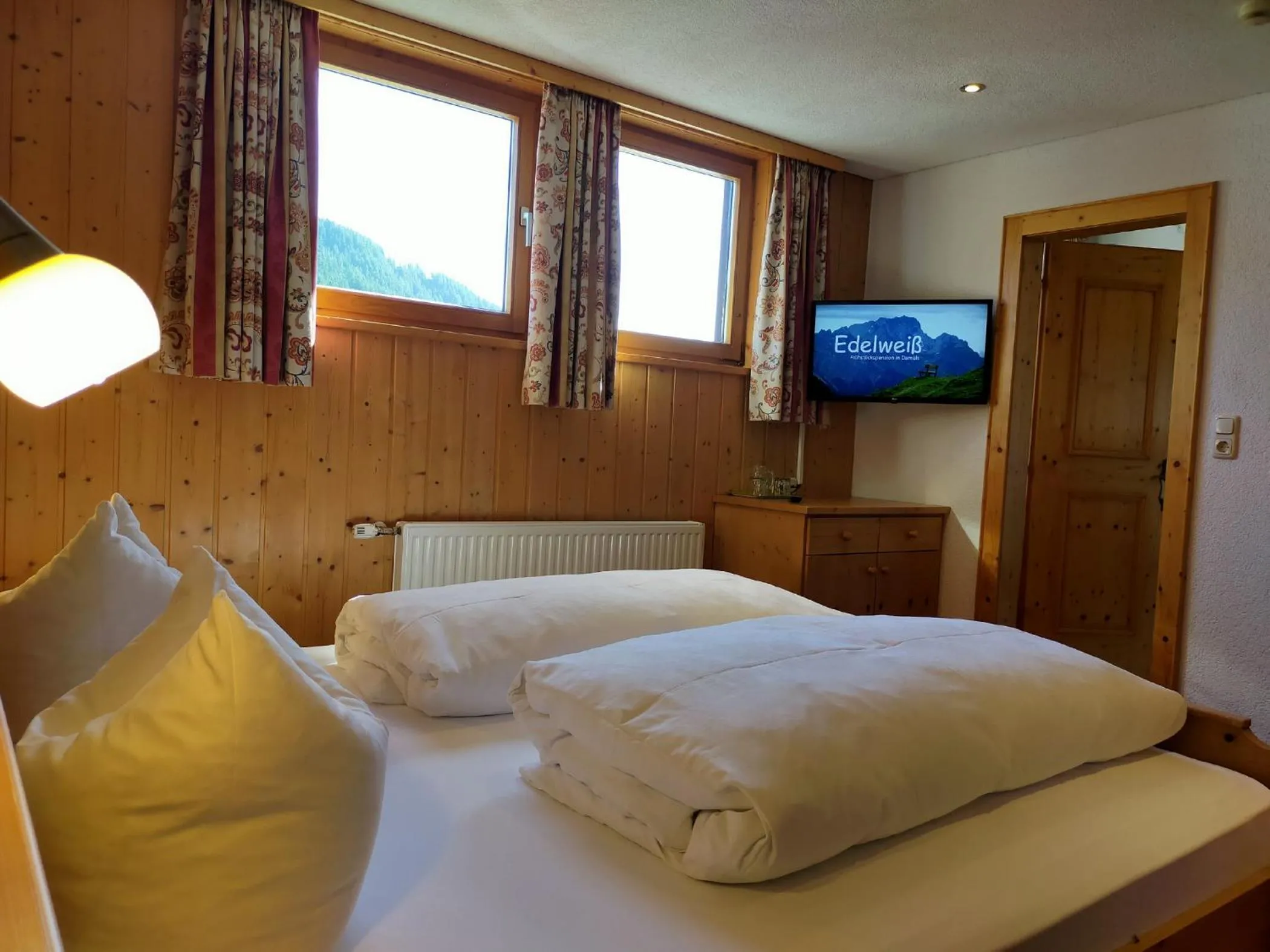 Photo of the whole room, Bed in Pension Edelweiss