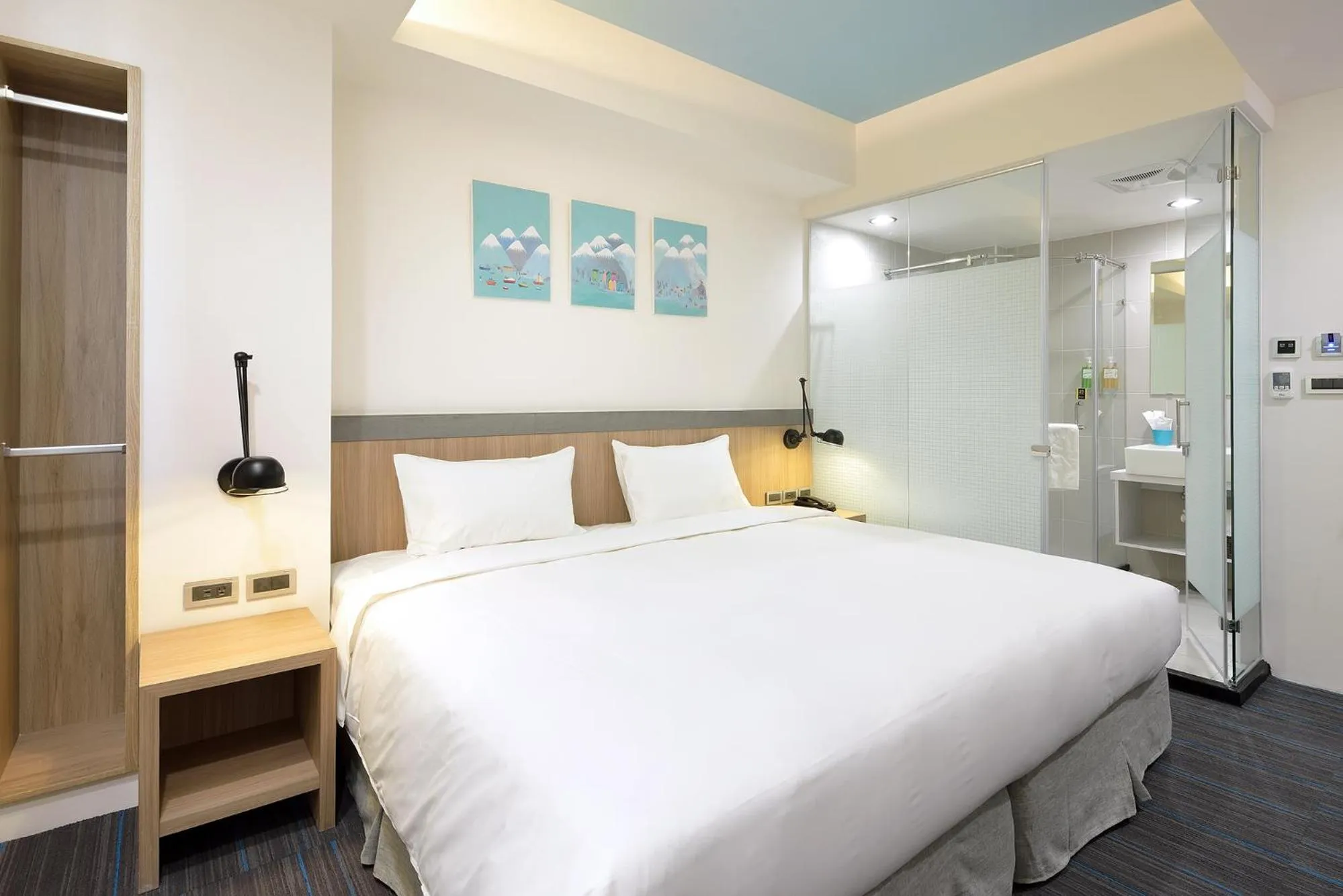 Photo of the whole room, Bed in Hommie Inn