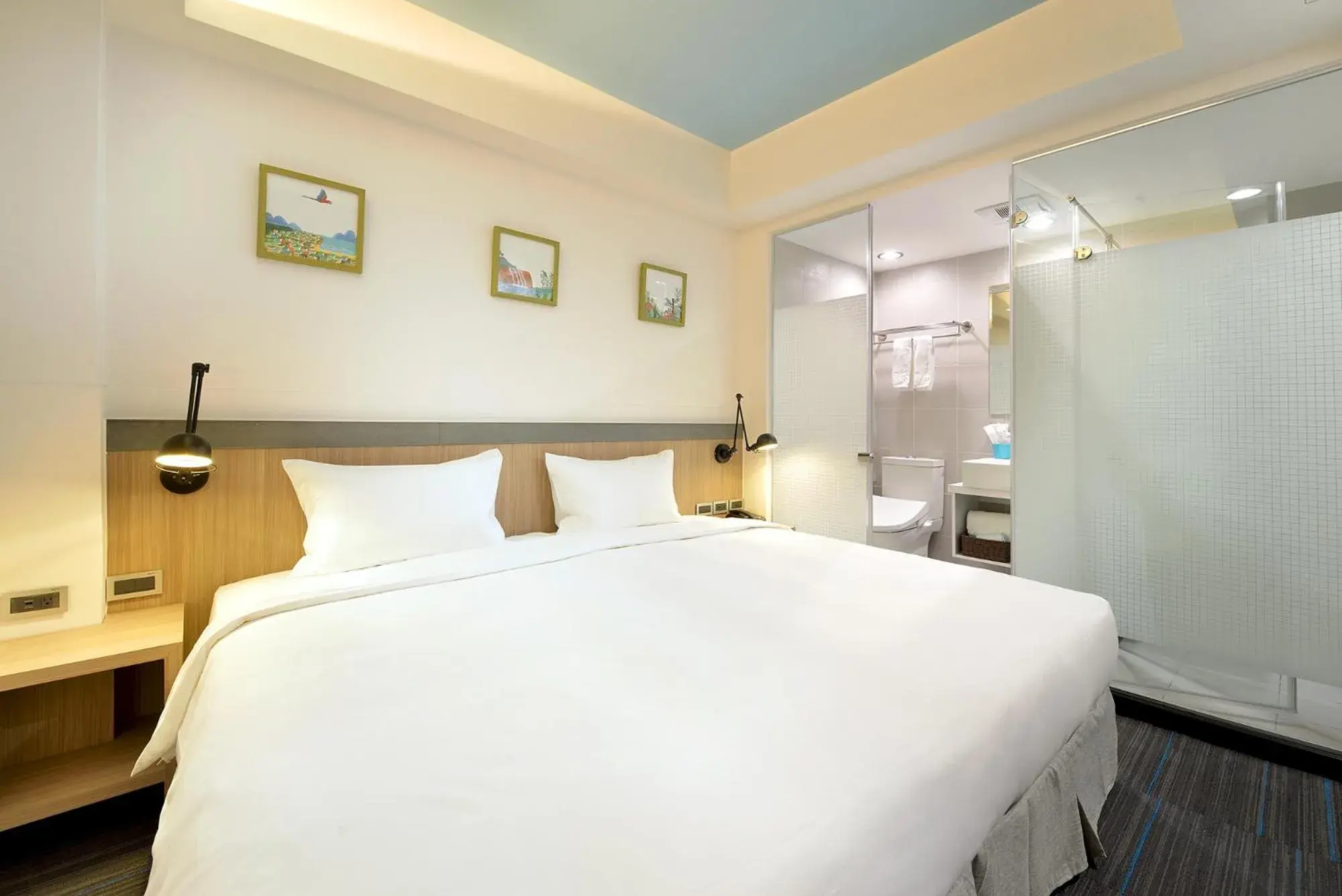 Photo of the whole room, Bed in Hommie Inn Photo of the whole room, Bed in Hommie Inn