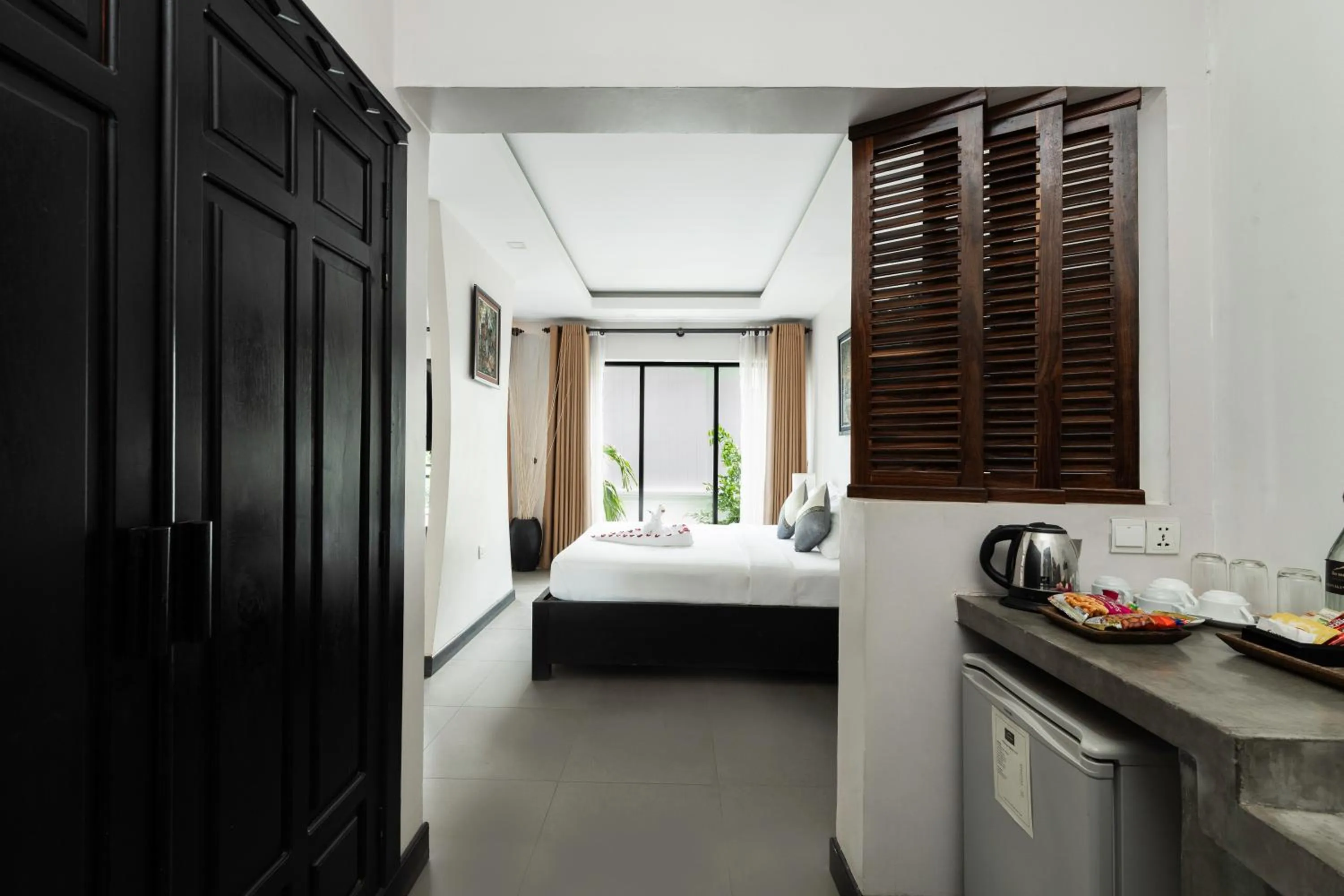 Photo of the whole room, Bed in Peak Elite Boutique