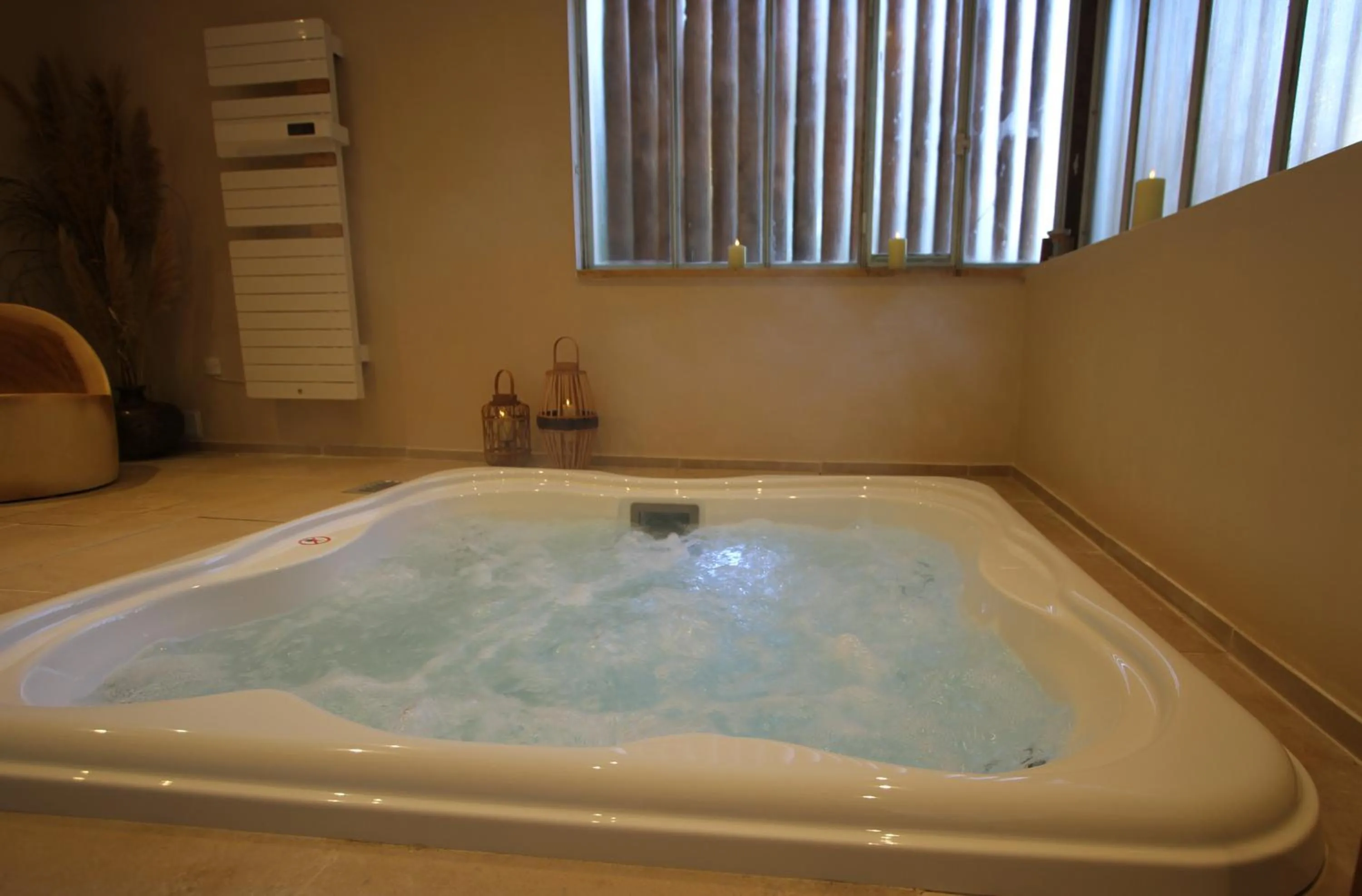 Hot Tub in La Haute Flourie - bed and breakfast -chambres d'hôtes