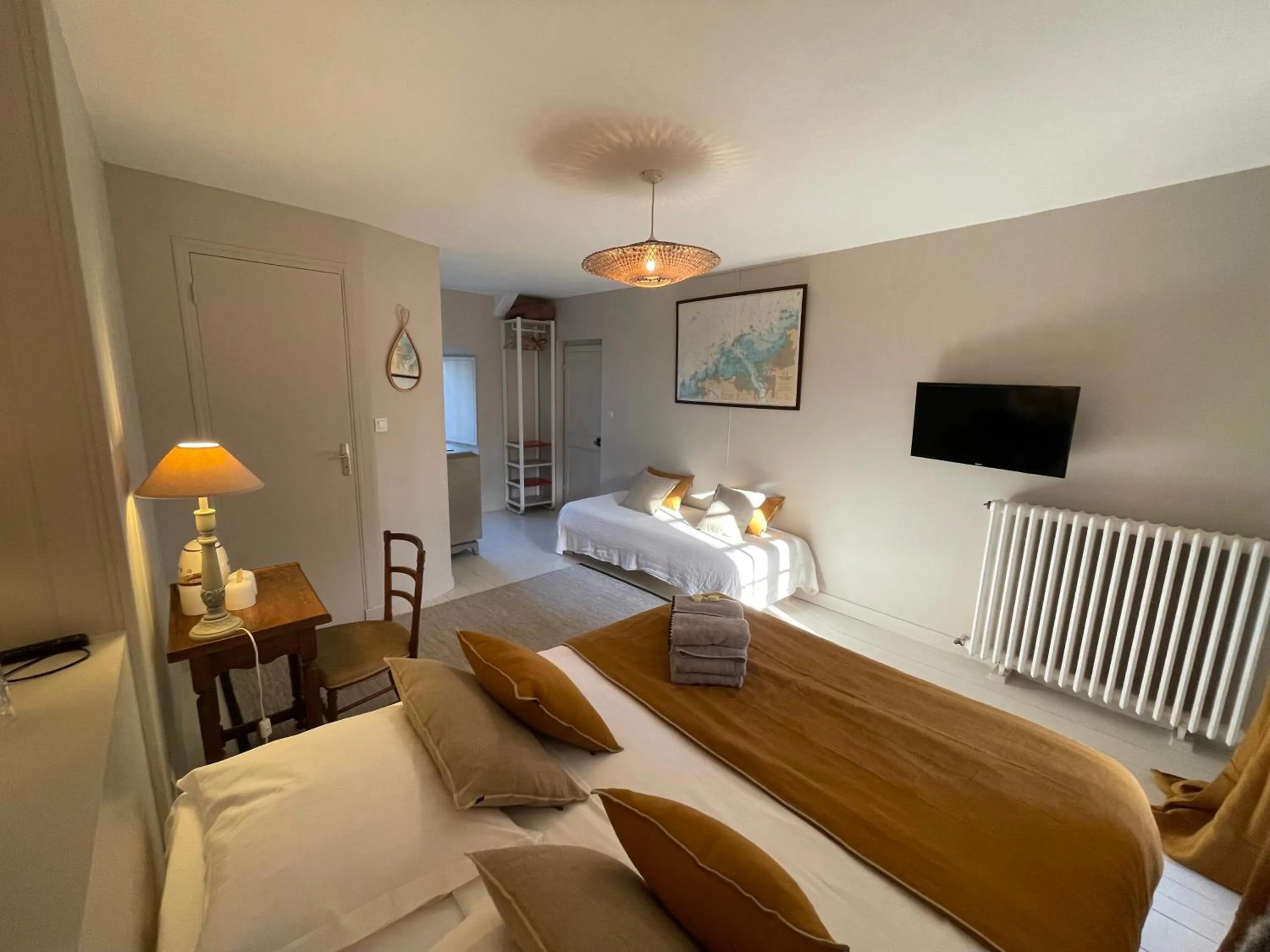 Photo of the whole room, Bed in La Haute Flourie - bed and breakfast -chambres d'hôtes