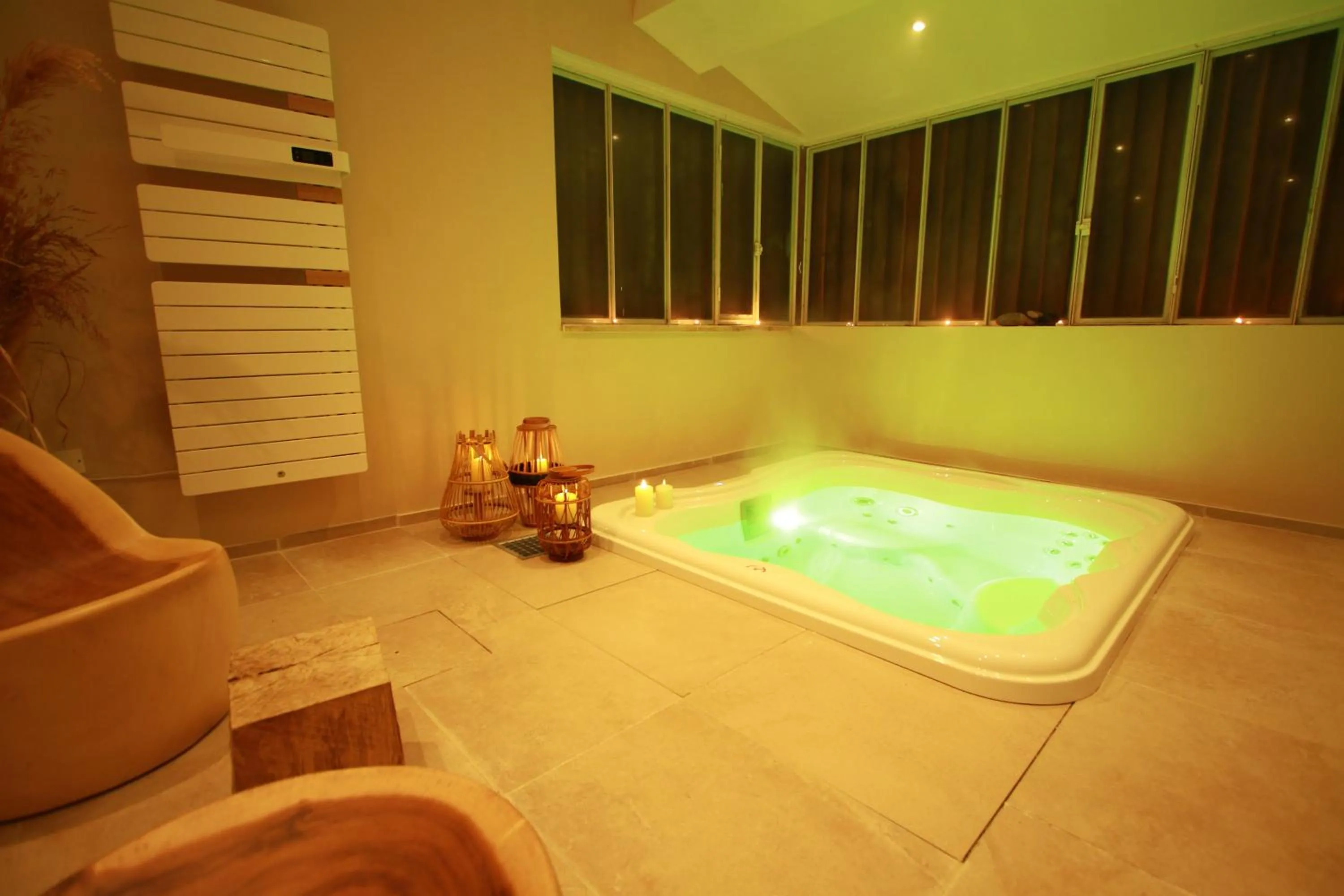 Hot Tub in La Haute Flourie - bed and breakfast -chambres d'hôtes