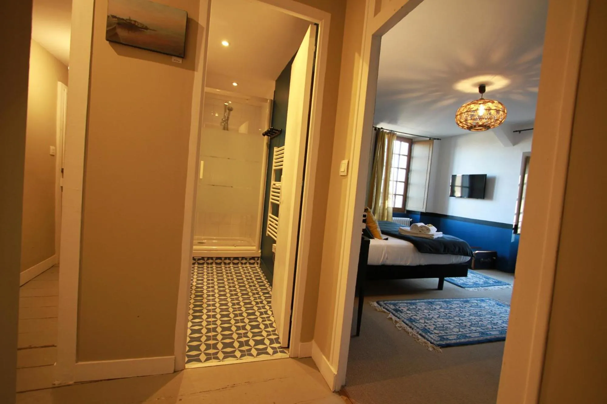 Bathroom, Bed in La Haute Flourie - bed and breakfast -chambres d'hôtes