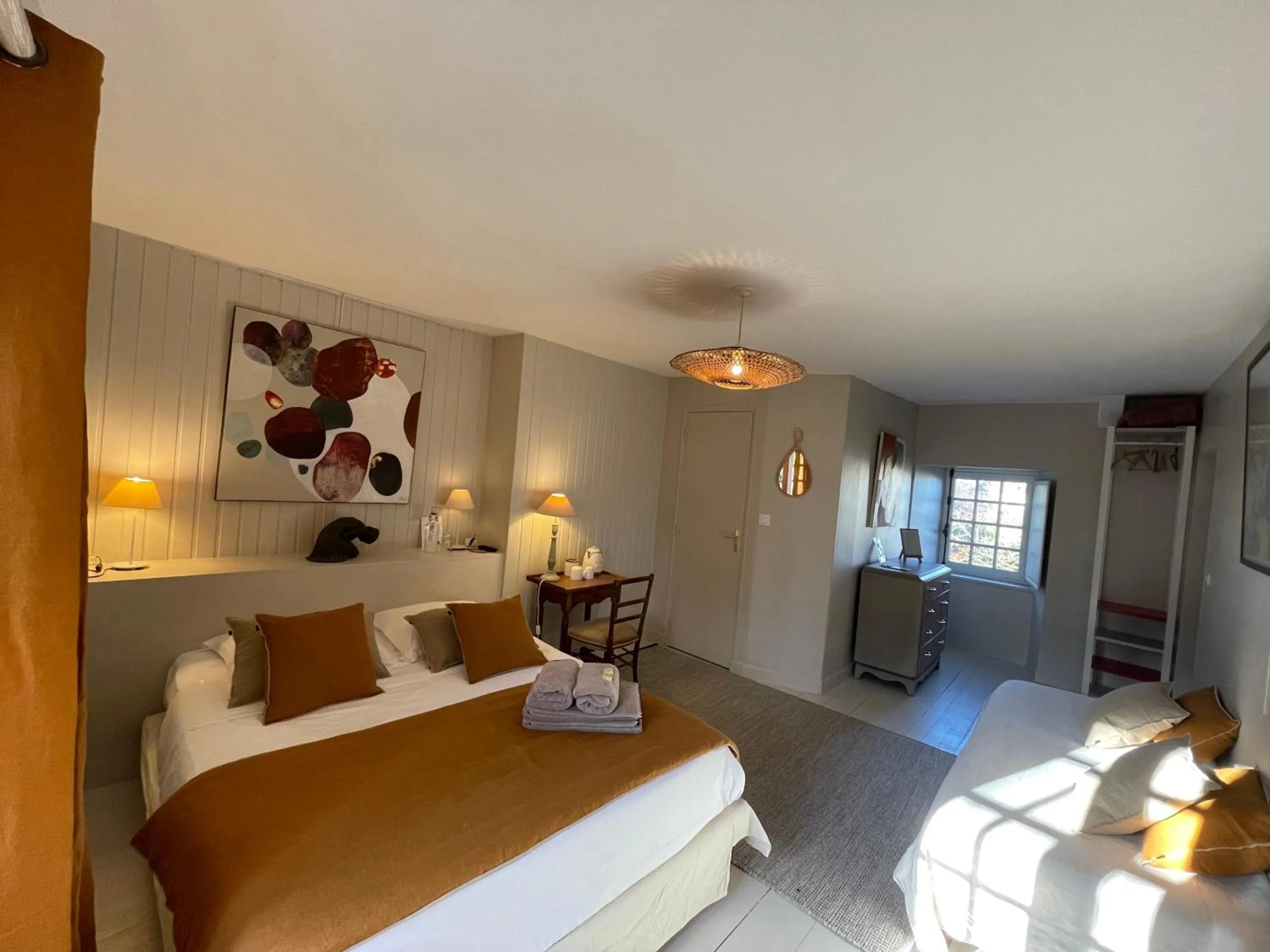 Photo of the whole room, Bed in La Haute Flourie - bed and breakfast -chambres d'hôtes
