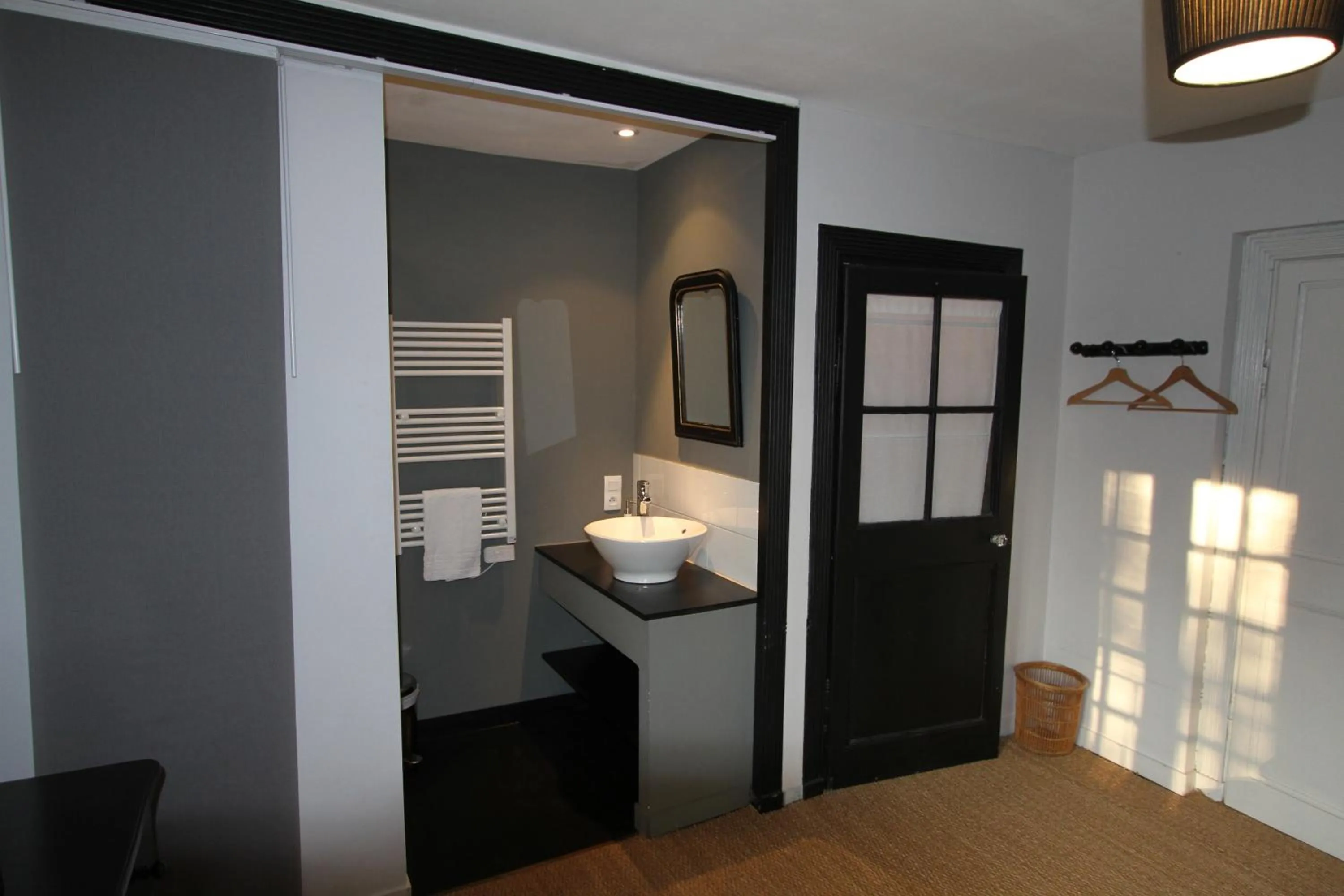 Bathroom, Bed in La Haute Flourie - bed and breakfast -chambres d'hôtes