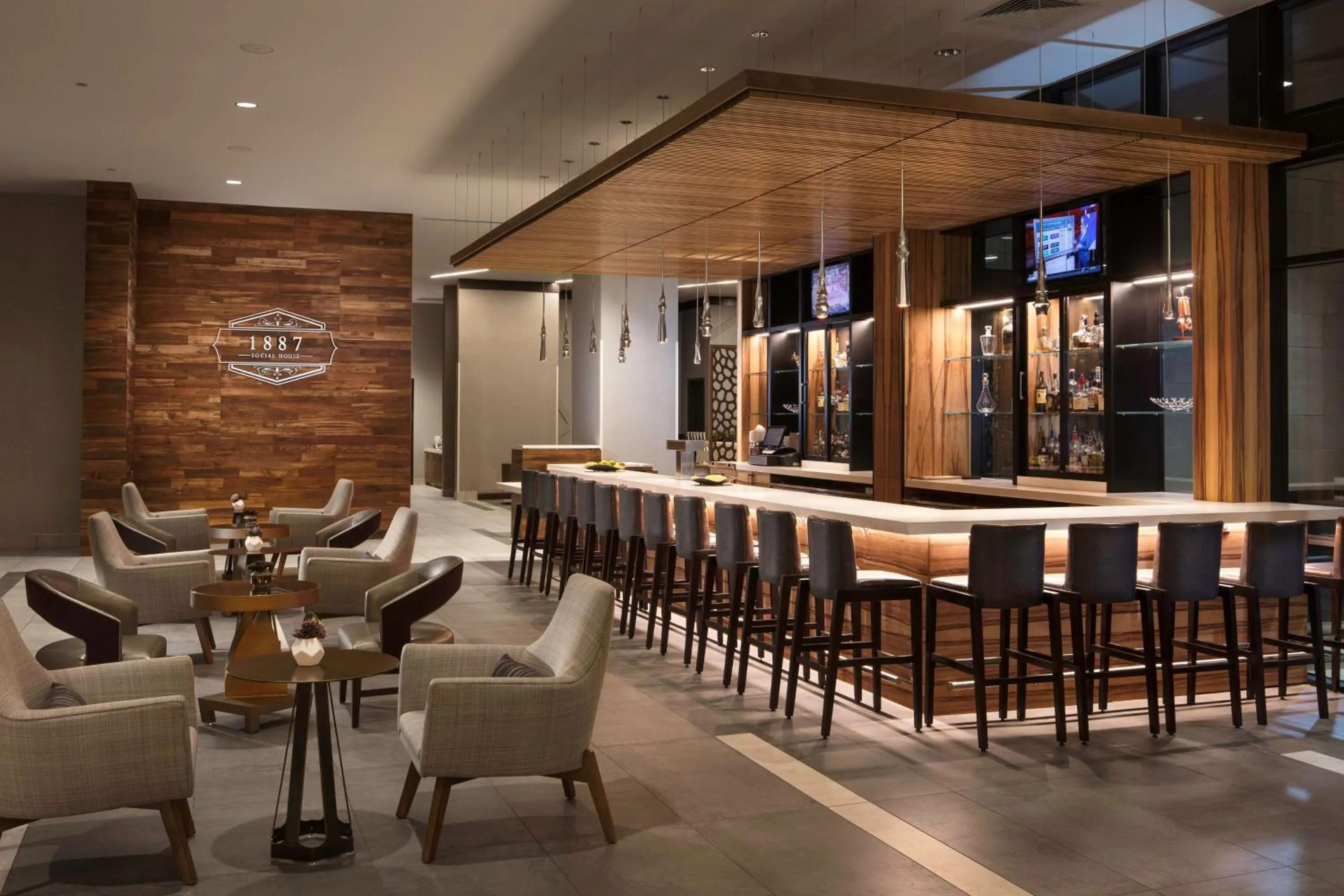 Lounge or bar in Embassy Suites Amarillo Downtown