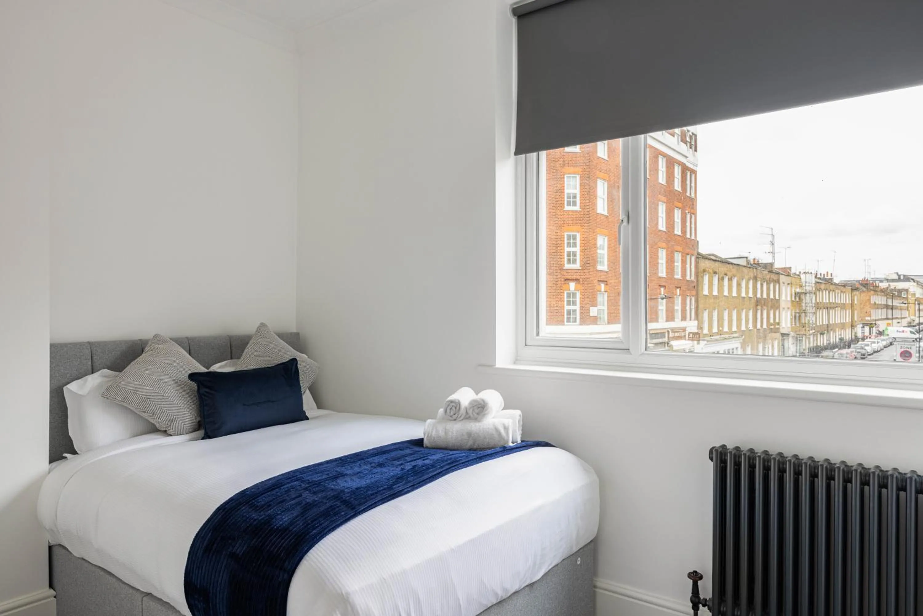 Bedroom, Bed in Edgware road apartments