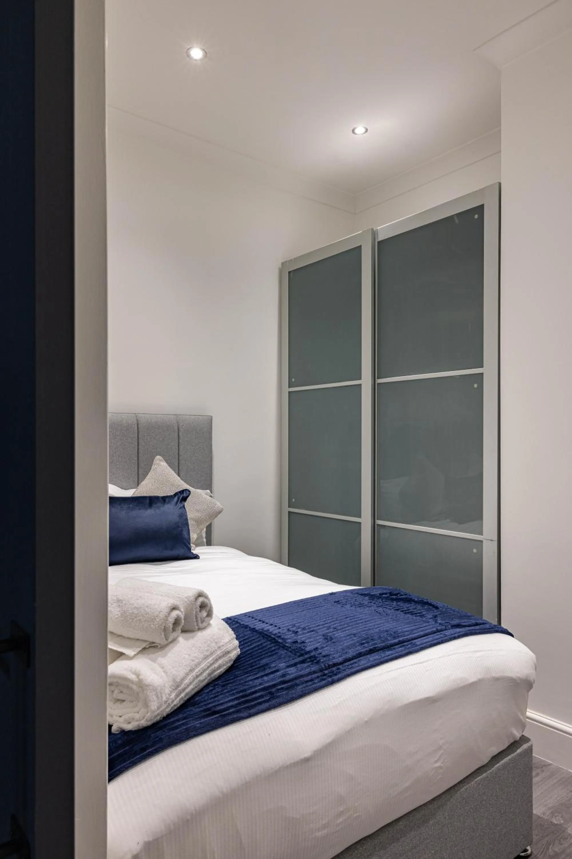 Bedroom, Bed in Edgware road apartments