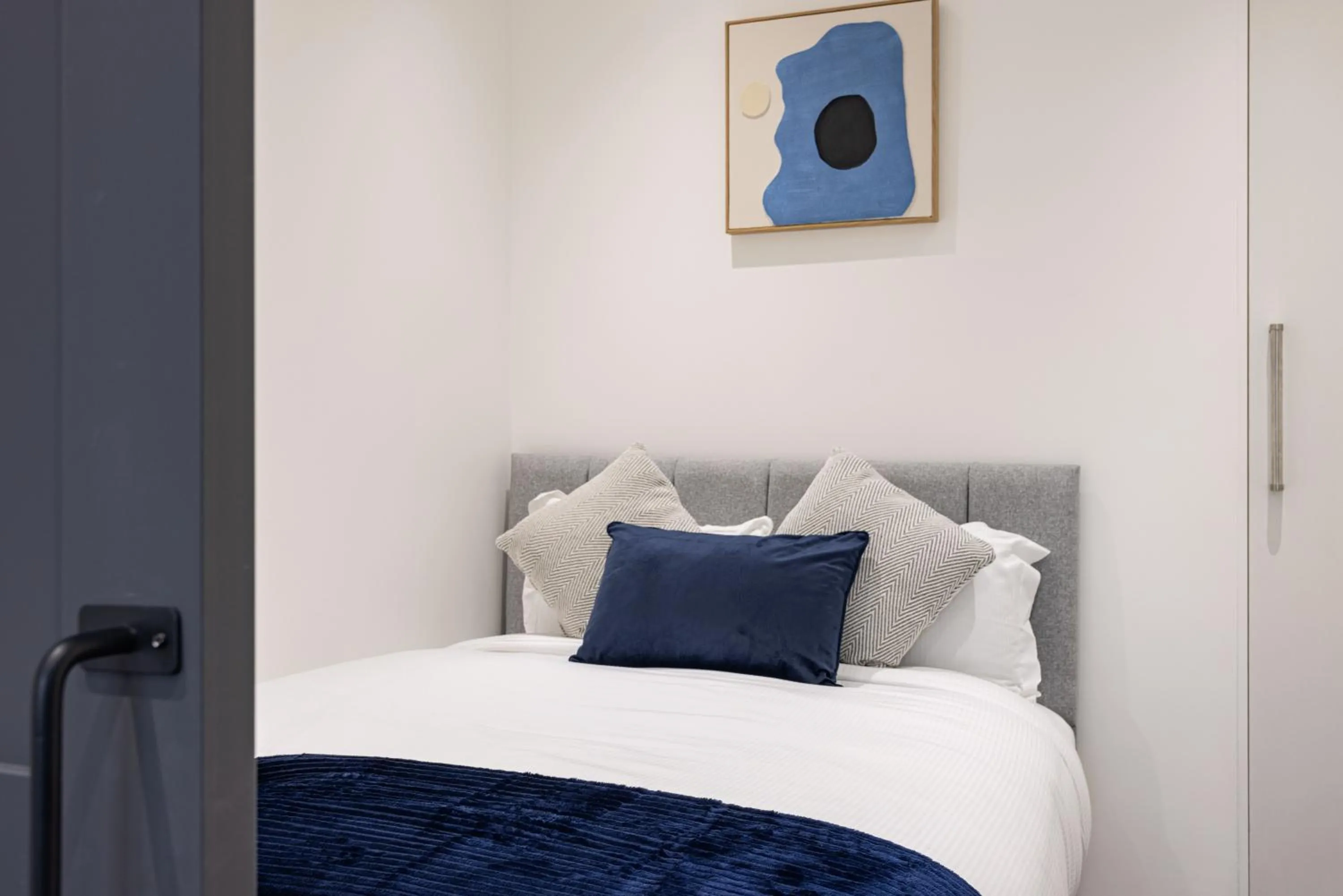 Bedroom, Bed in Edgware road apartments