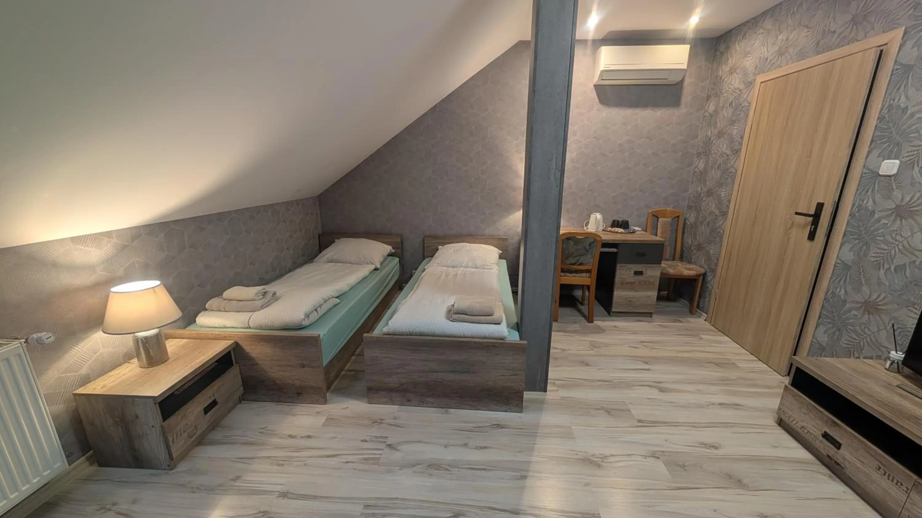 Photo of the whole room, Bed in FitnessFun