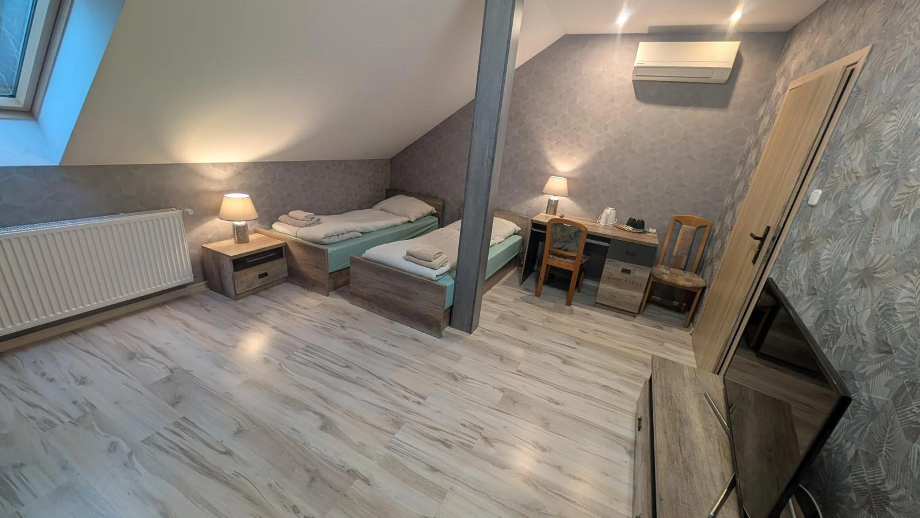 Photo of the whole room, Bed in FitnessFun