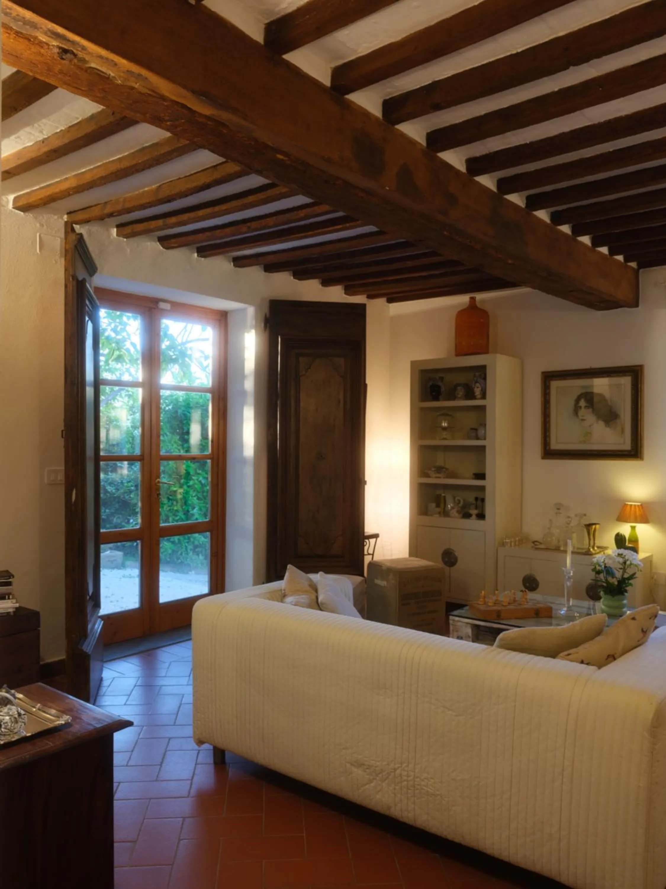 Communal lounge/ TV room in Casal di Peppe B&B