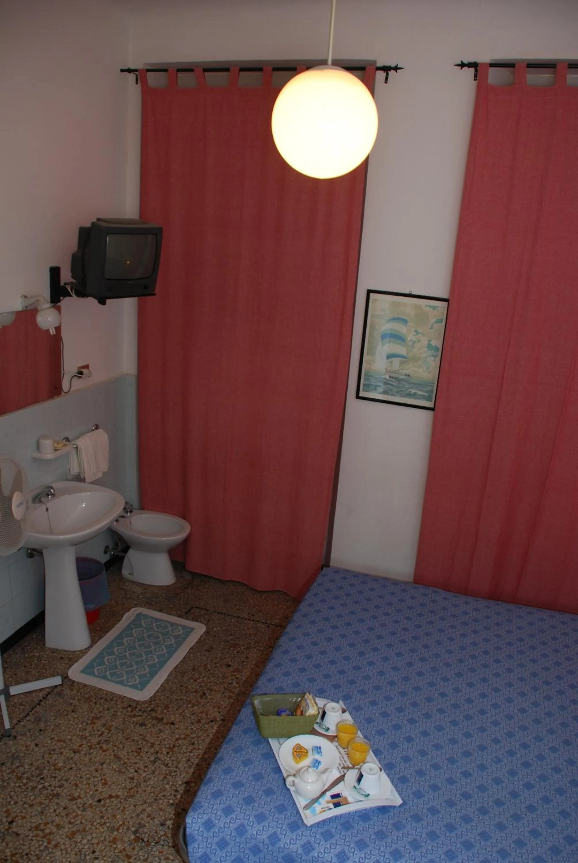 Photo of the whole room, Bed in Hotel Major