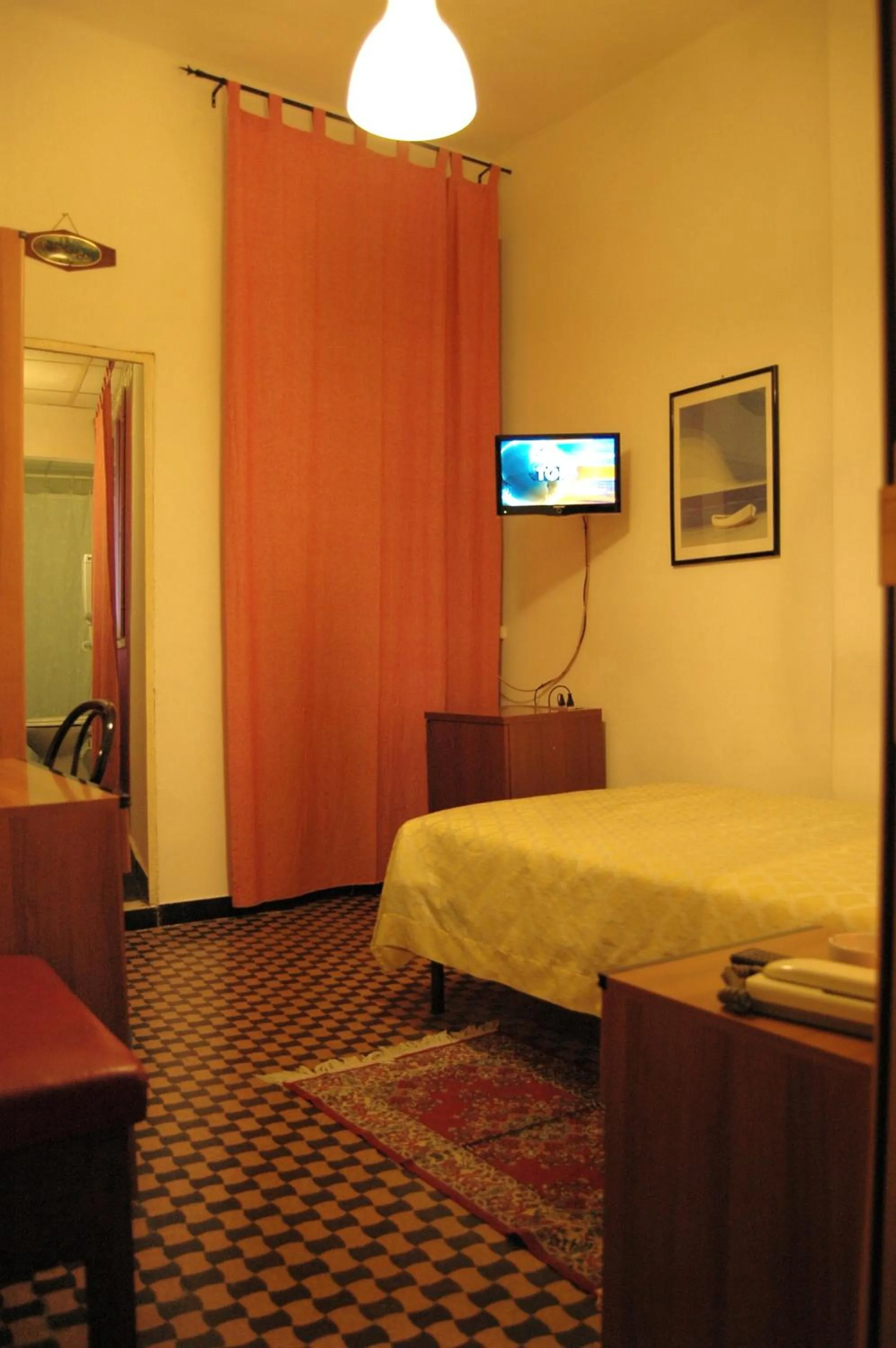 Photo of the whole room, Bed in Hotel Major