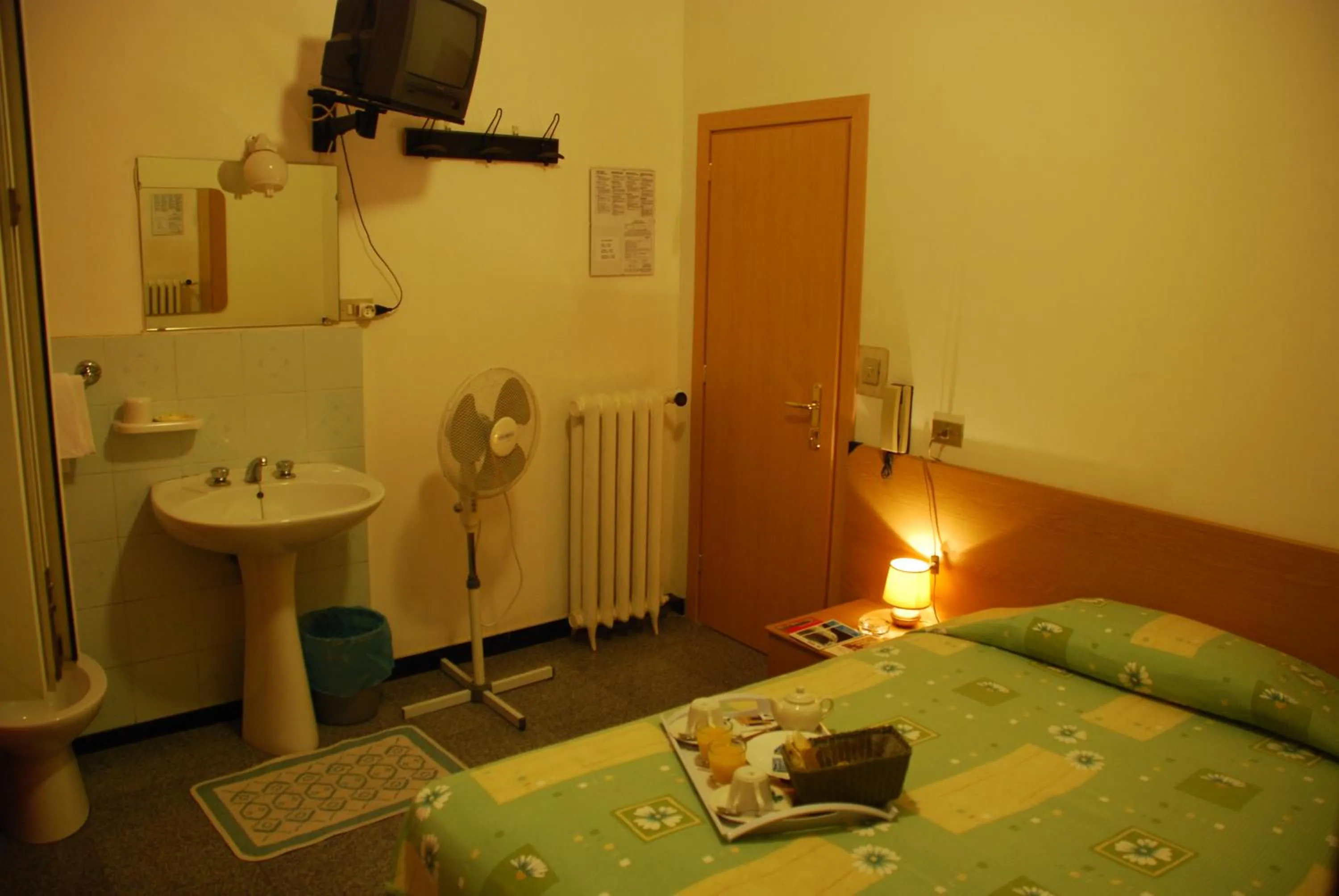 Photo of the whole room, Bed in Hotel Major