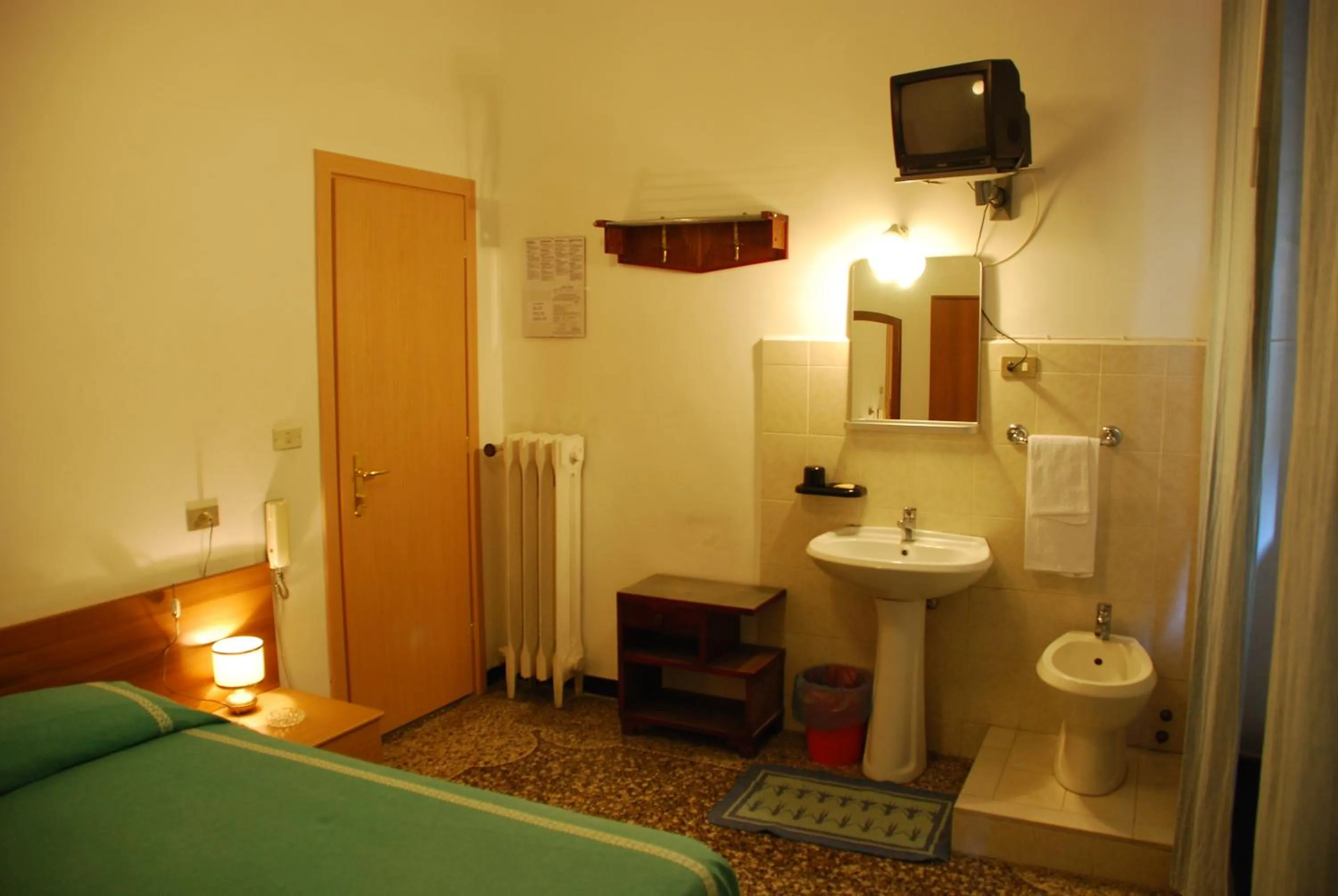 Photo of the whole room, Bed in Hotel Major