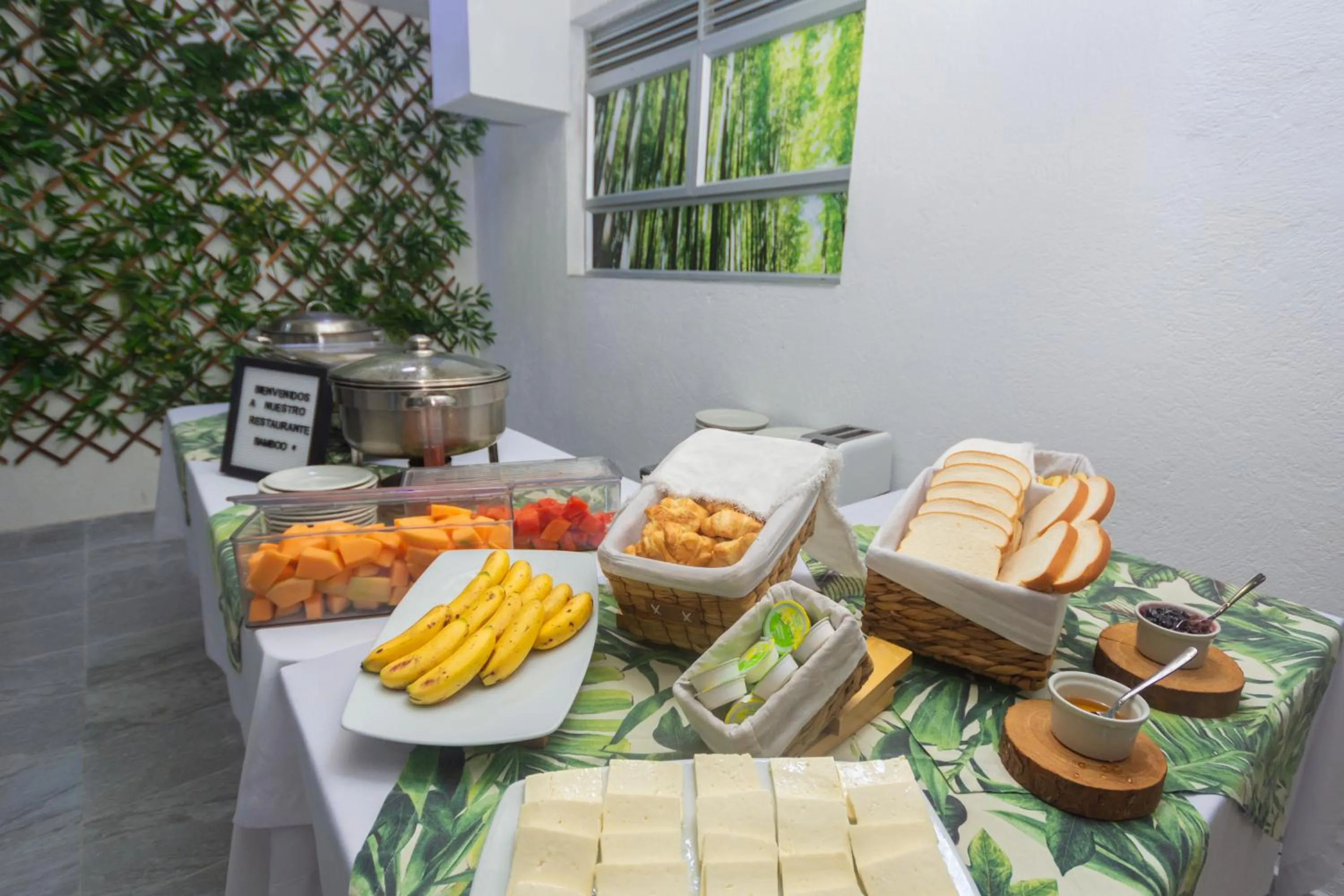 Buffet breakfast in Hotel Laureles Plaza